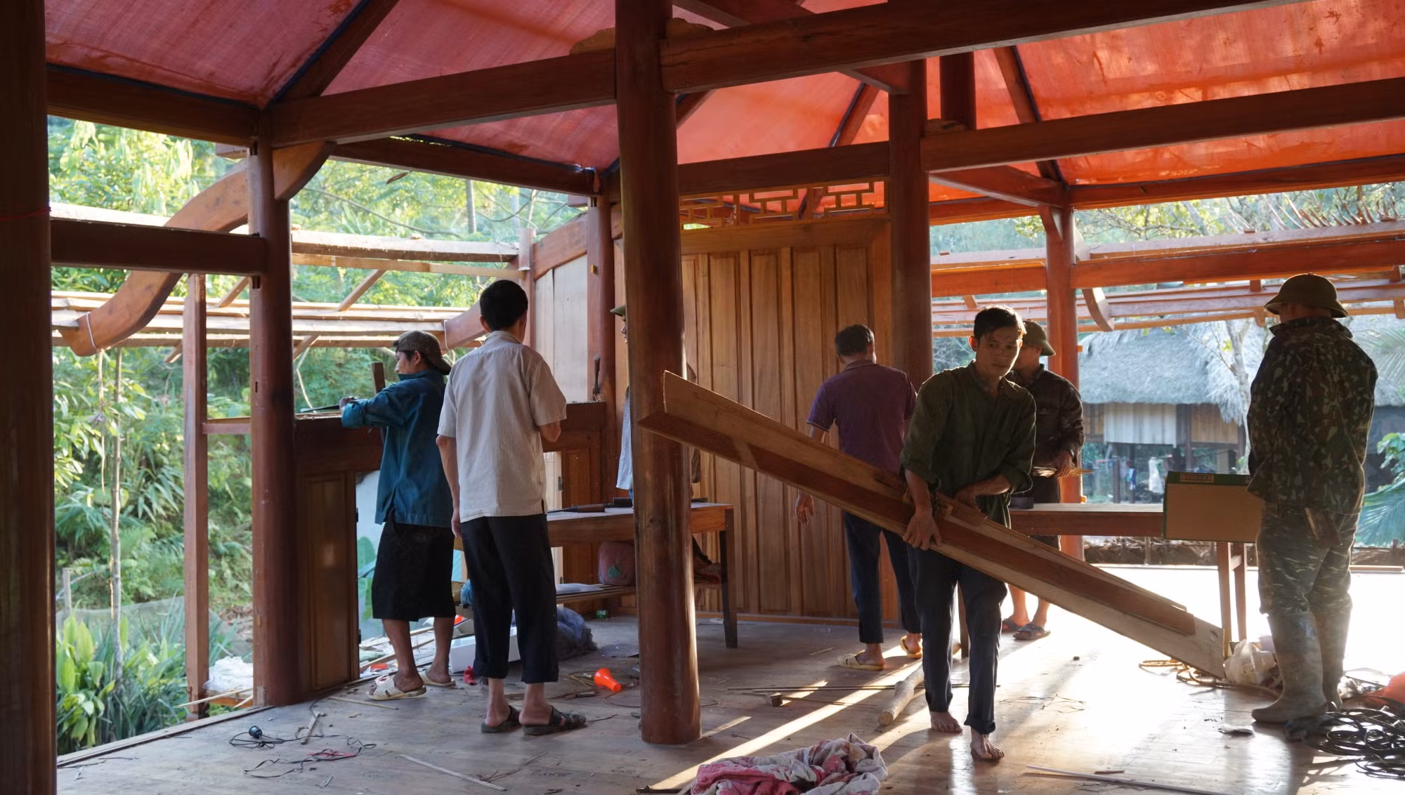 Toàn bộ thợ đều là người dân trong thôn hỗ trợ lẫn nhau, không ai lấy tiền công.