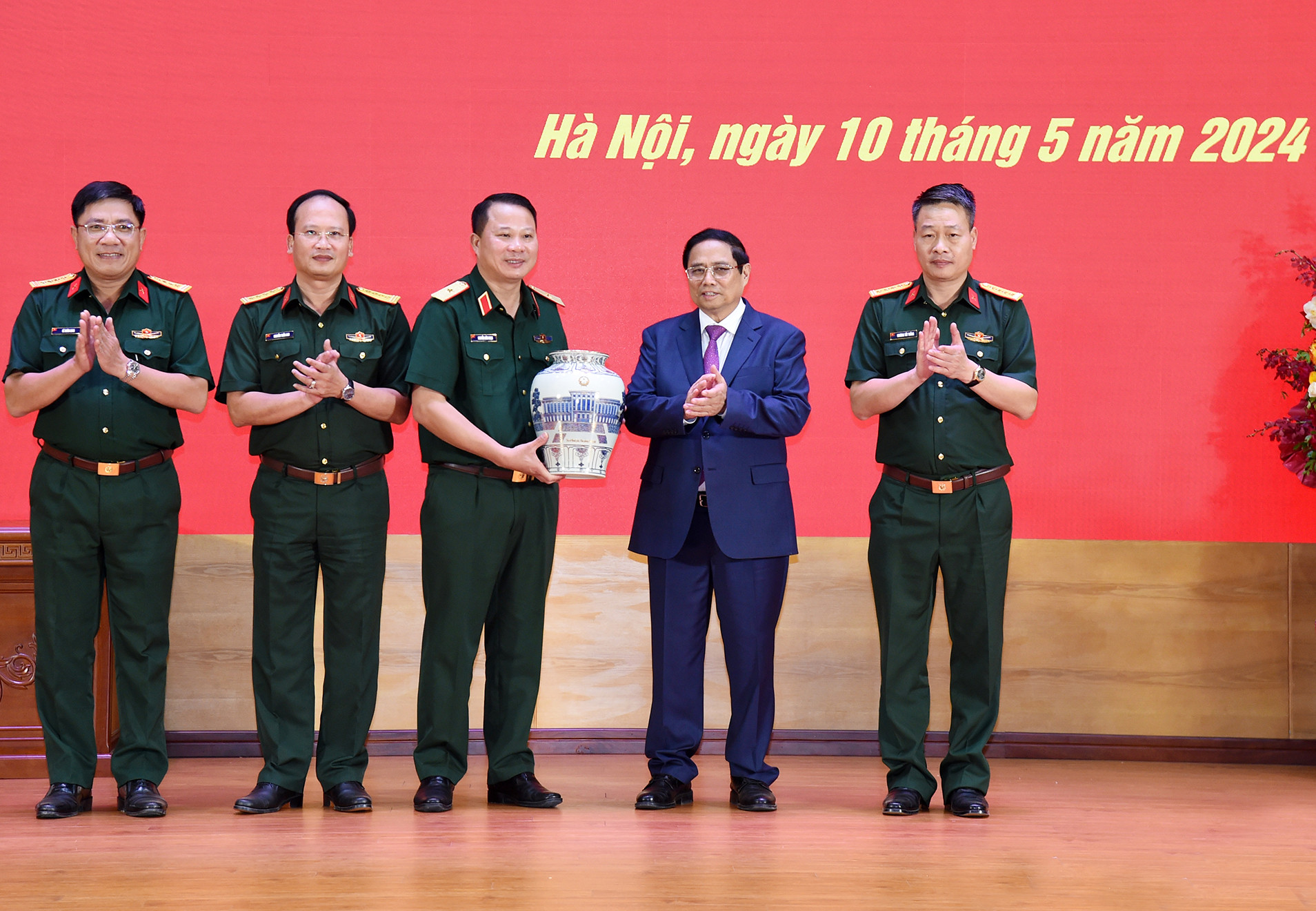 Thủ tướng tặng quà Binh đoàn 12.