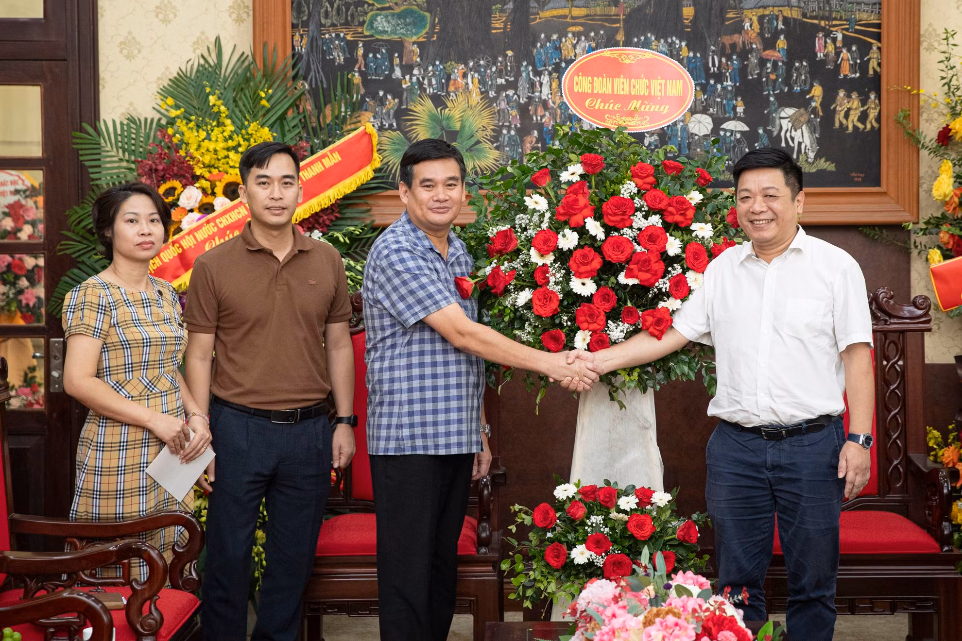 Đồng chí Quế Đình Nguyên, Phó Tổng Biên tập Báo Nhân Dân tiếp đồng chí Thái Hoài Nam, Phó Chủ tịch Công đoàn Viên Chức Việt Nam tới thăm.