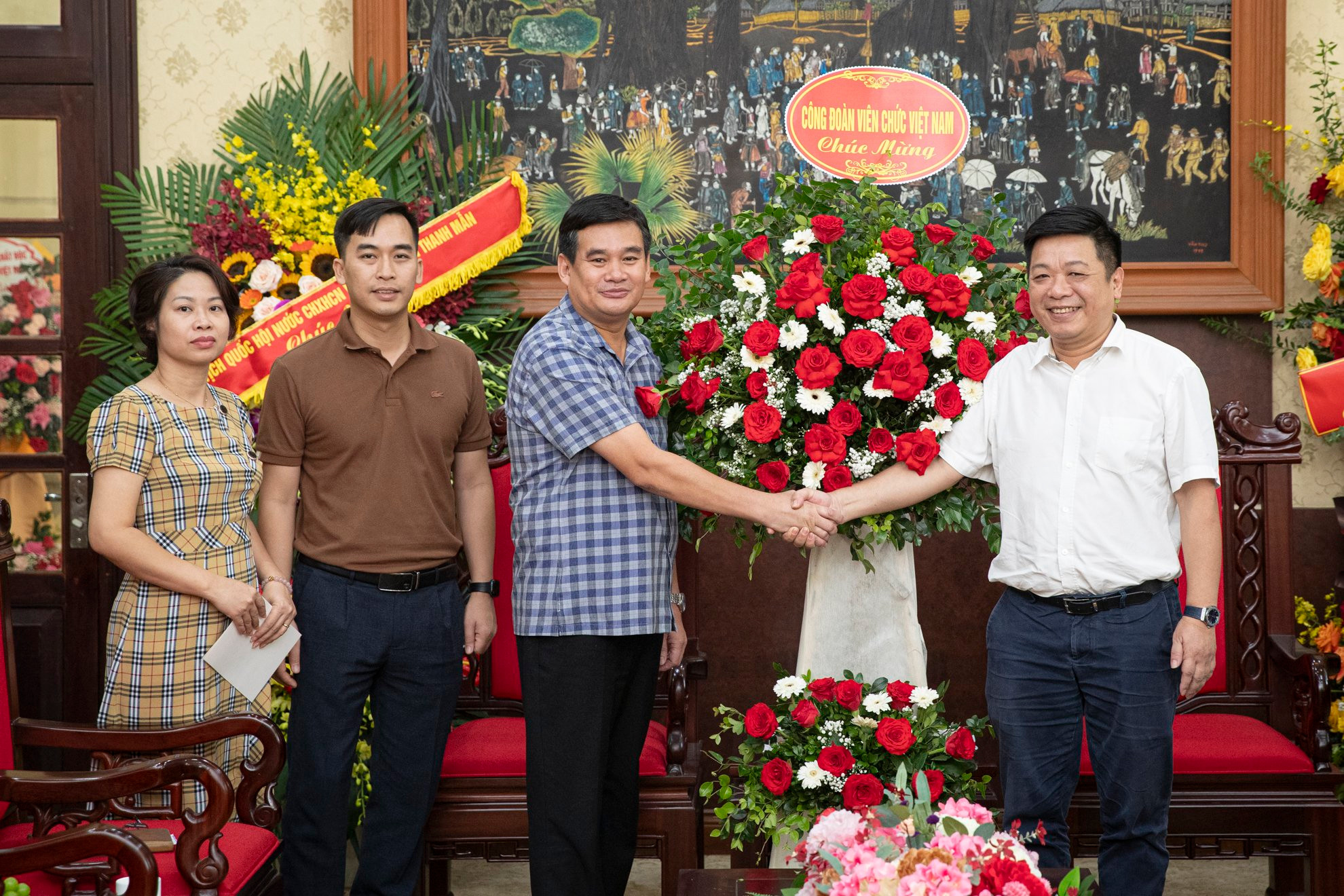 Đồng chí Quế Đình Nguyên, Phó Tổng Biên tập Báo Nhân Dân tiếp đồng chí Thái Hoài Nam, Phó Chủ tịch Công đoàn Viên Chức Việt Nam tới thăm.