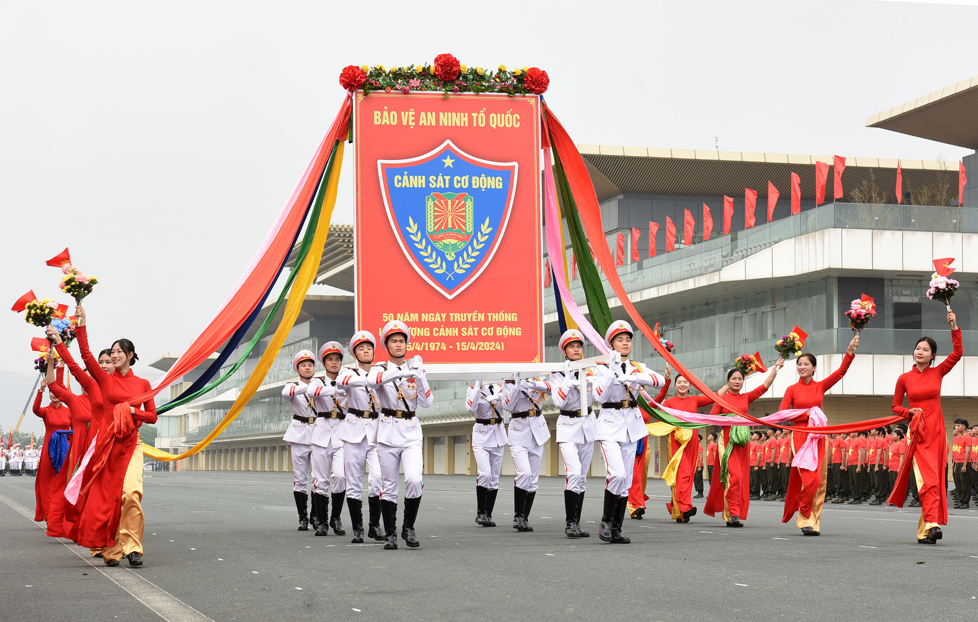 Khối nghi thức tiến vào lễ đài.