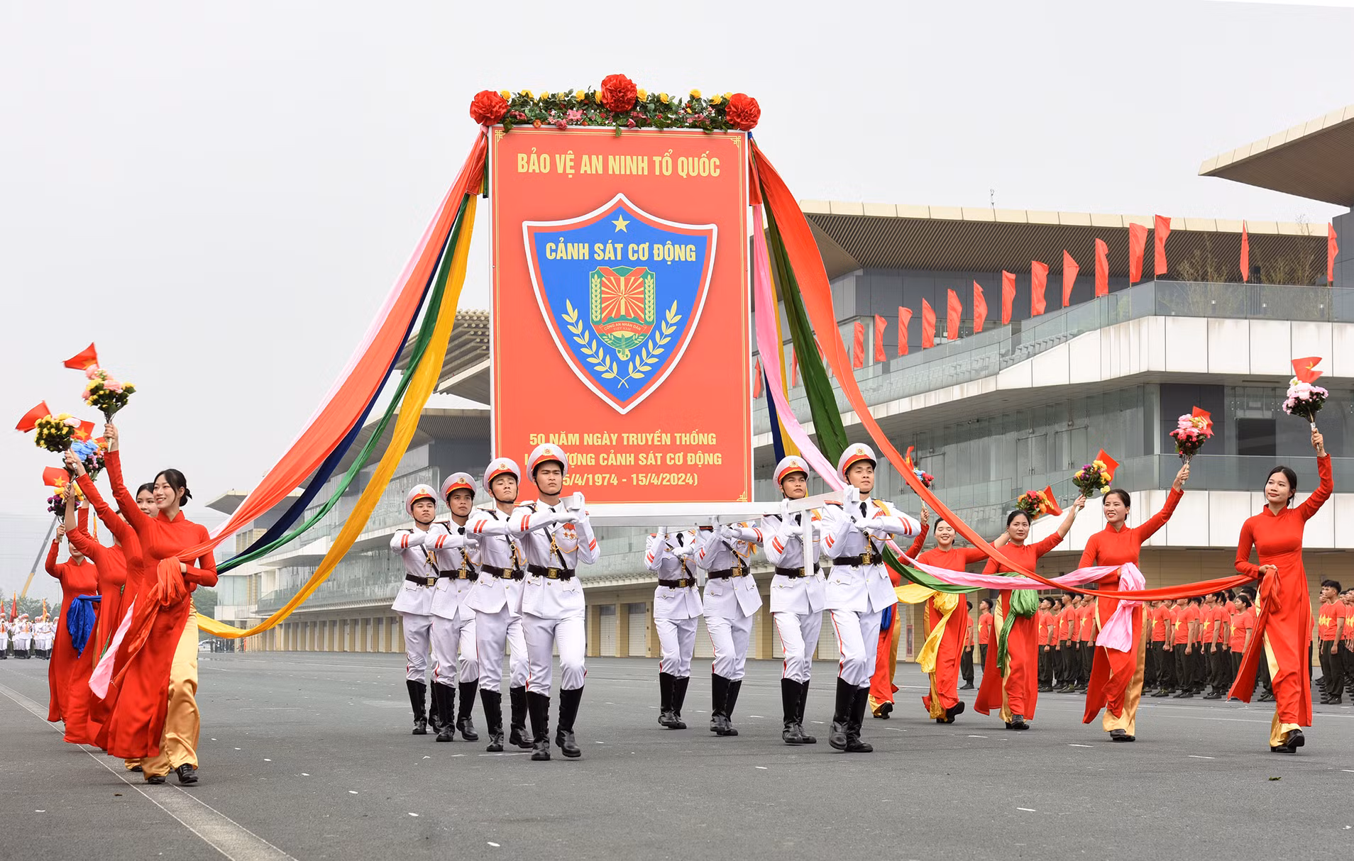 Khối nghi thức tiến vào lễ đài. Khối nghi thức tiến vào lễ đài.