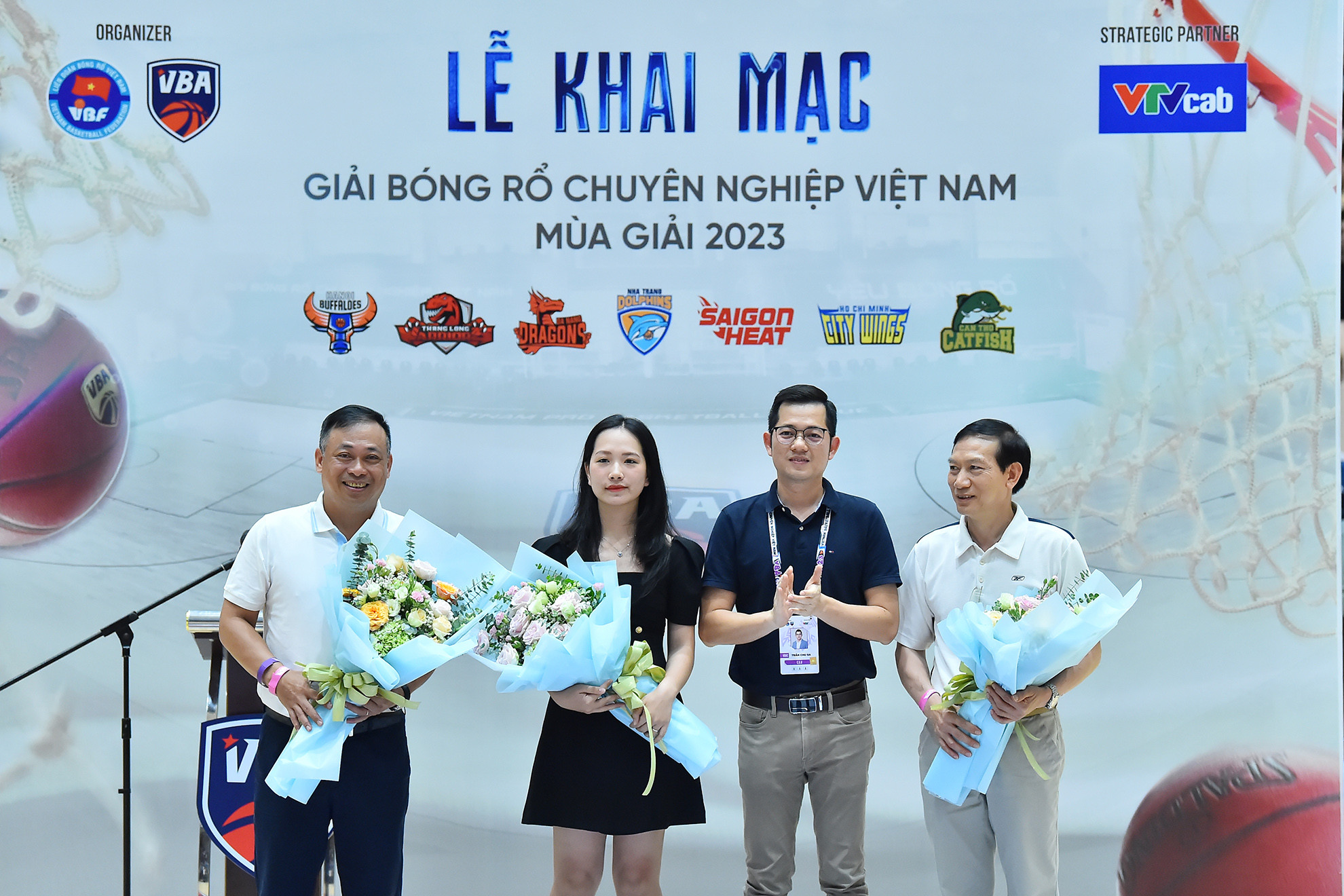 Ông Trần Chu Sa, Giám đốc điều hành VBA tặng hoa cảm ơn các đối tác báo chí đồng hành.