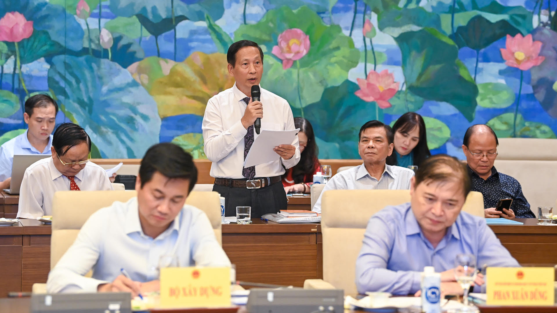 Phó Chủ tịch Hội Bất động sản Việt Nam Đỗ Đức Chiến phát biểu góp ý về dự thảo Luật Kinh doanh bất động sản. Phó Chủ tịch Hội Bất động sản Việt Nam Đỗ Đức Chiến phát biểu góp ý về dự thảo Luật Kinh doanh bất động sản.