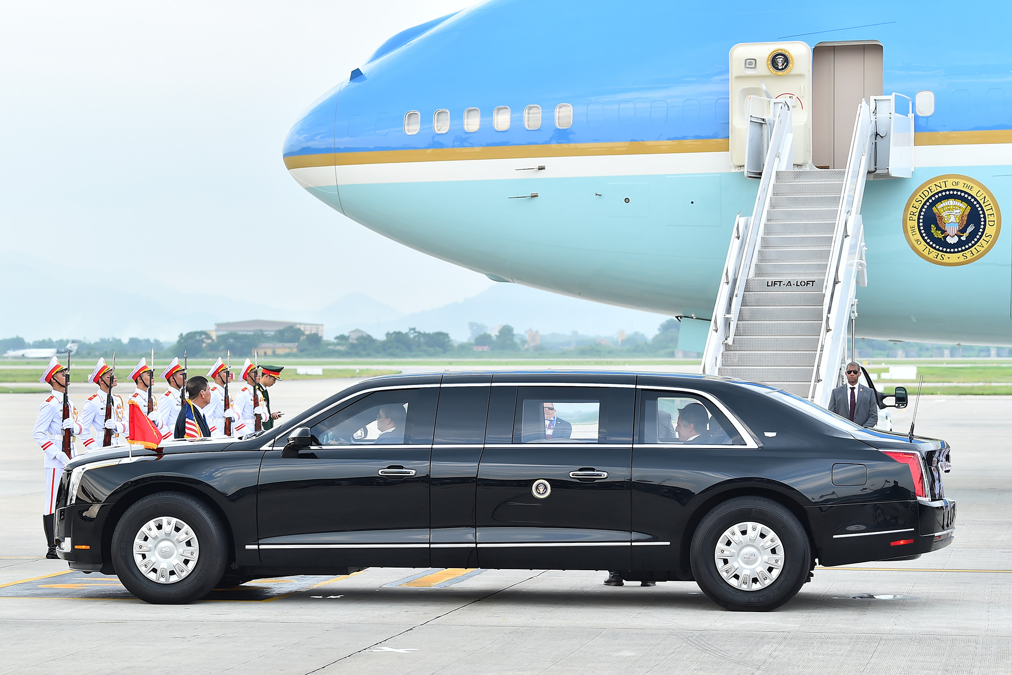 Xe chở Đoàn đại biểu cấp cao Hoa Kỳ rời Sân bay quốc tế Nội Bài.