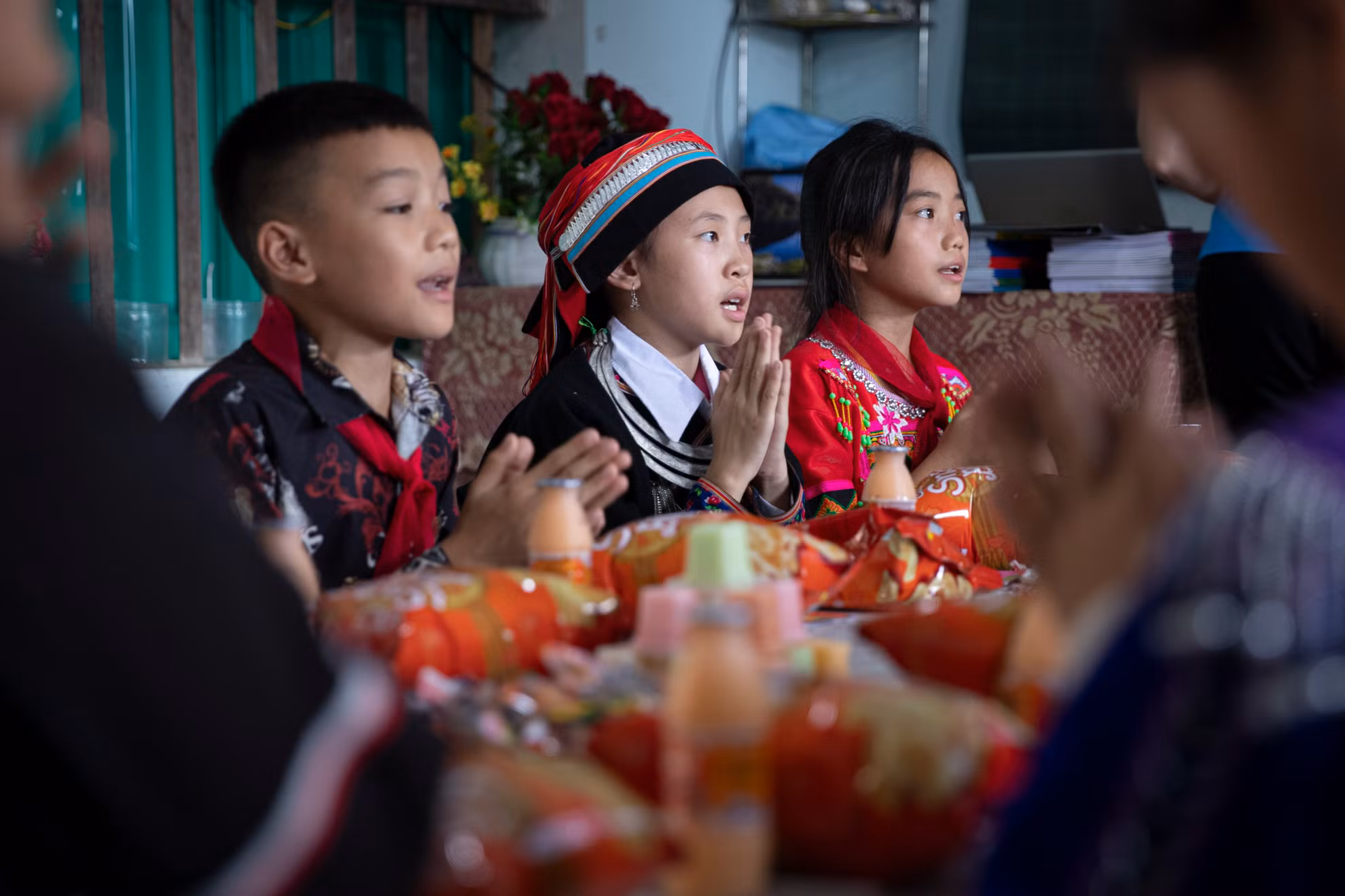 Bên cạnh hoạt động chính của chương trình Sala Hà Giang, đoàn công tác đã đến thăm và tặng quà cho điểm trường Khâu Bủng - 1 trong 7 điểm trường của Trường tiểu học Quyết Tiến, xã Quyết Tiến, huyện Quản Bạ.