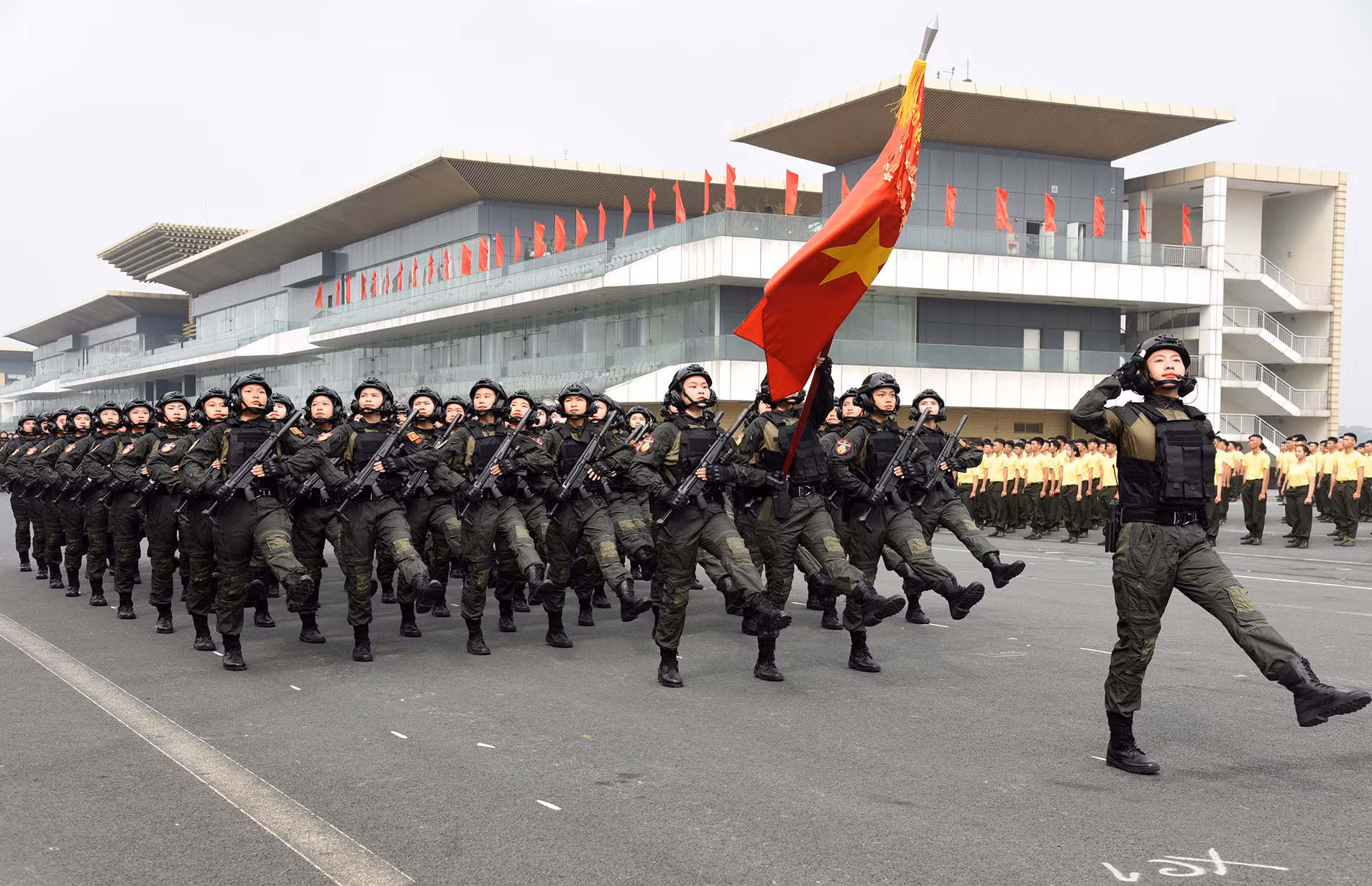 Những "bông hồng thép'" của lực lượng Cảnh sát cơ động tham gia diễu binh. Những "bông hồng thép'" của lực lượng Cảnh sát cơ động tham gia diễu binh.