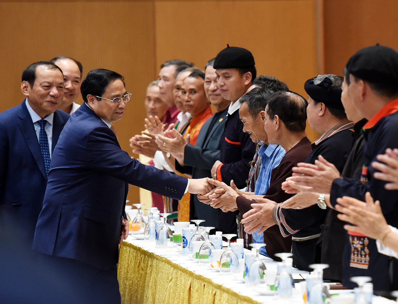 [Ảnh] Thủ tướng gặp mặt già làng, trưởng bản, nghệ nhân và người có uy tín tiêu biểu ảnh 1