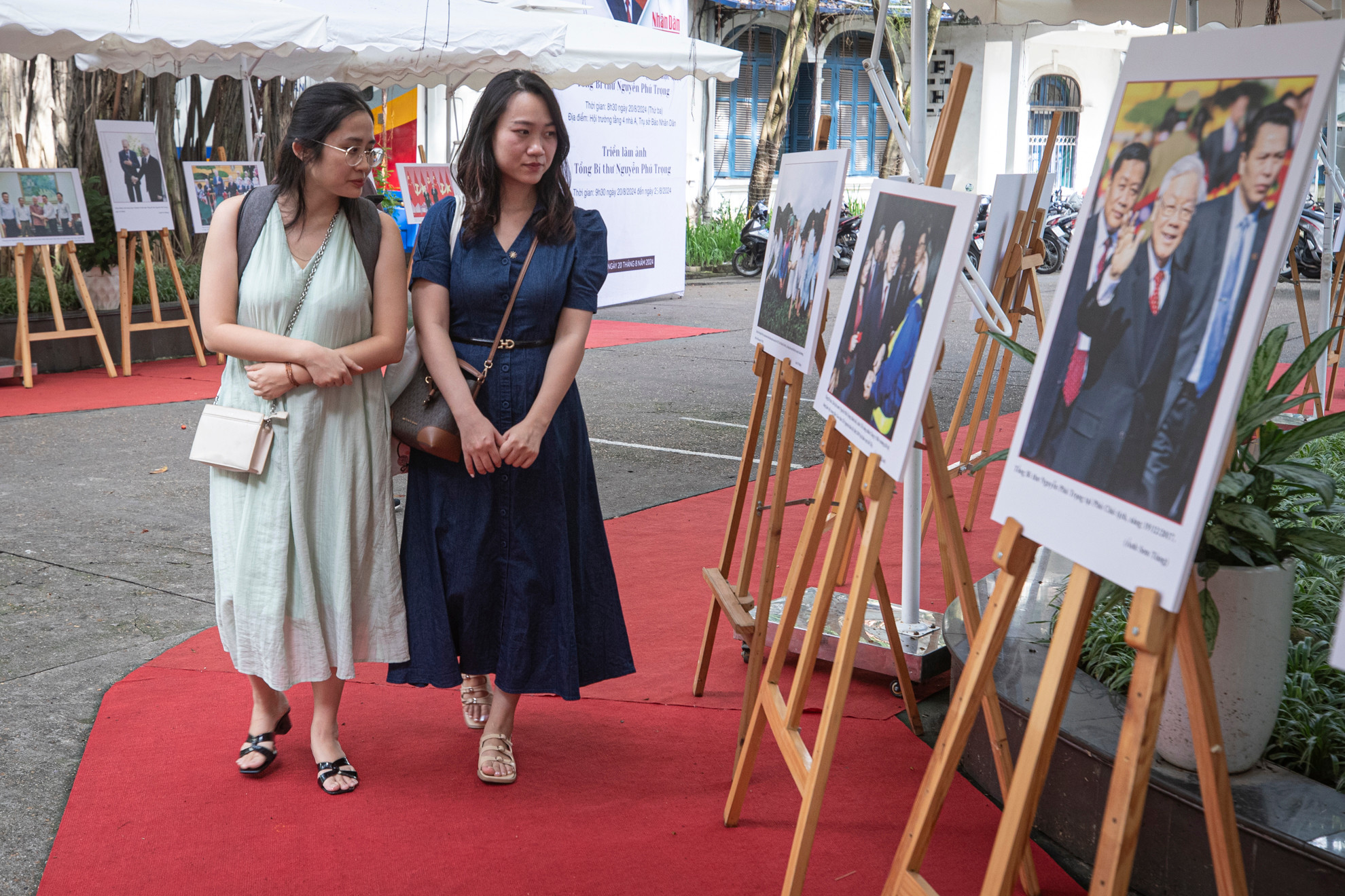 Khánh Huyền đã dành nhiều thời gian để đọc về tiểu sử của cố Tổng Bí thư trước khi tới thăm triển lãm.