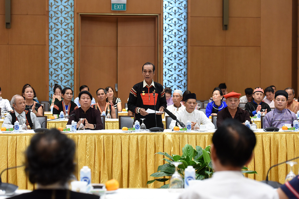 [Ảnh] Thủ tướng gặp mặt già làng, trưởng bản, nghệ nhân và người có uy tín tiêu biểu ảnh 6