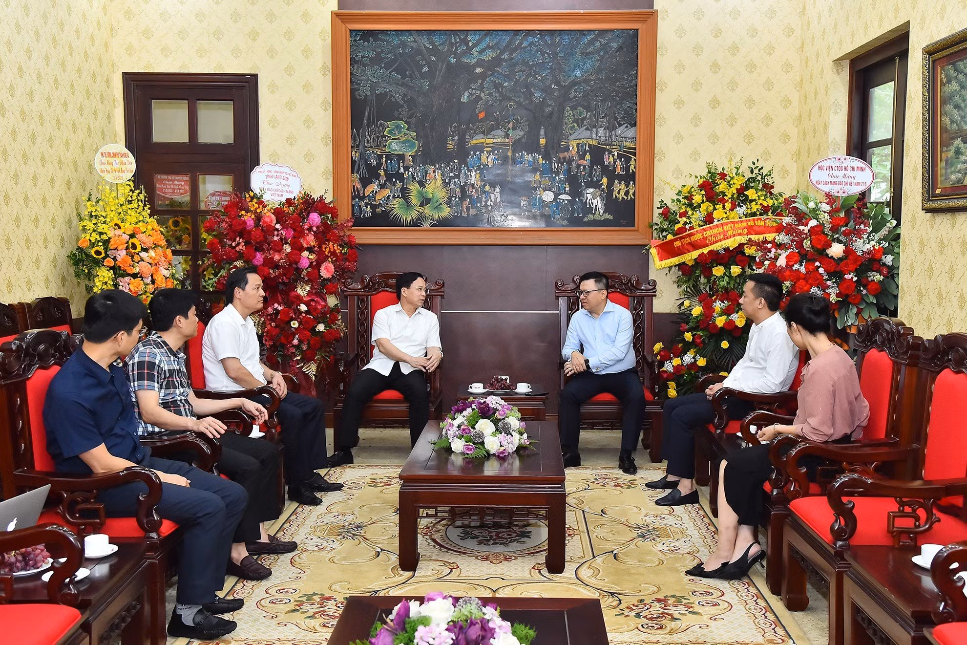 Ông Hoàng Văn Nghiệm, Phó Bí thư Thường trực, Trưởng Đoàn đại biểu Quốc hội tỉnh Lạng Sơn tới thăm và làm việc với Báo Nhân Dân nhân Ngày Báo chí cách mạng Việt Nam.