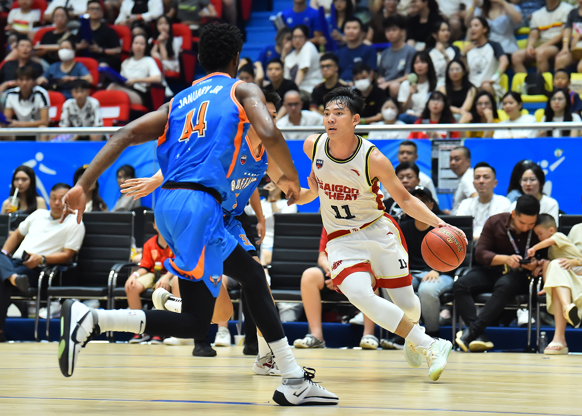 Sự xuất sắc của các cầu thủ nội binh như Võ Kim Bản, Nguyễn Huỳnh Phú Vinh, Dư Minh An cùng sự hoà nhập tốt của bộ đôi ngoại binh Kentrell Barkley và cầu thủ việt kiều Hassan Thomas, Saigon Heat nhanh chóng vượt lên và dẫn trước Hanoi Buffaloes sau hai hiệp đầu với tỉ số 47-35.