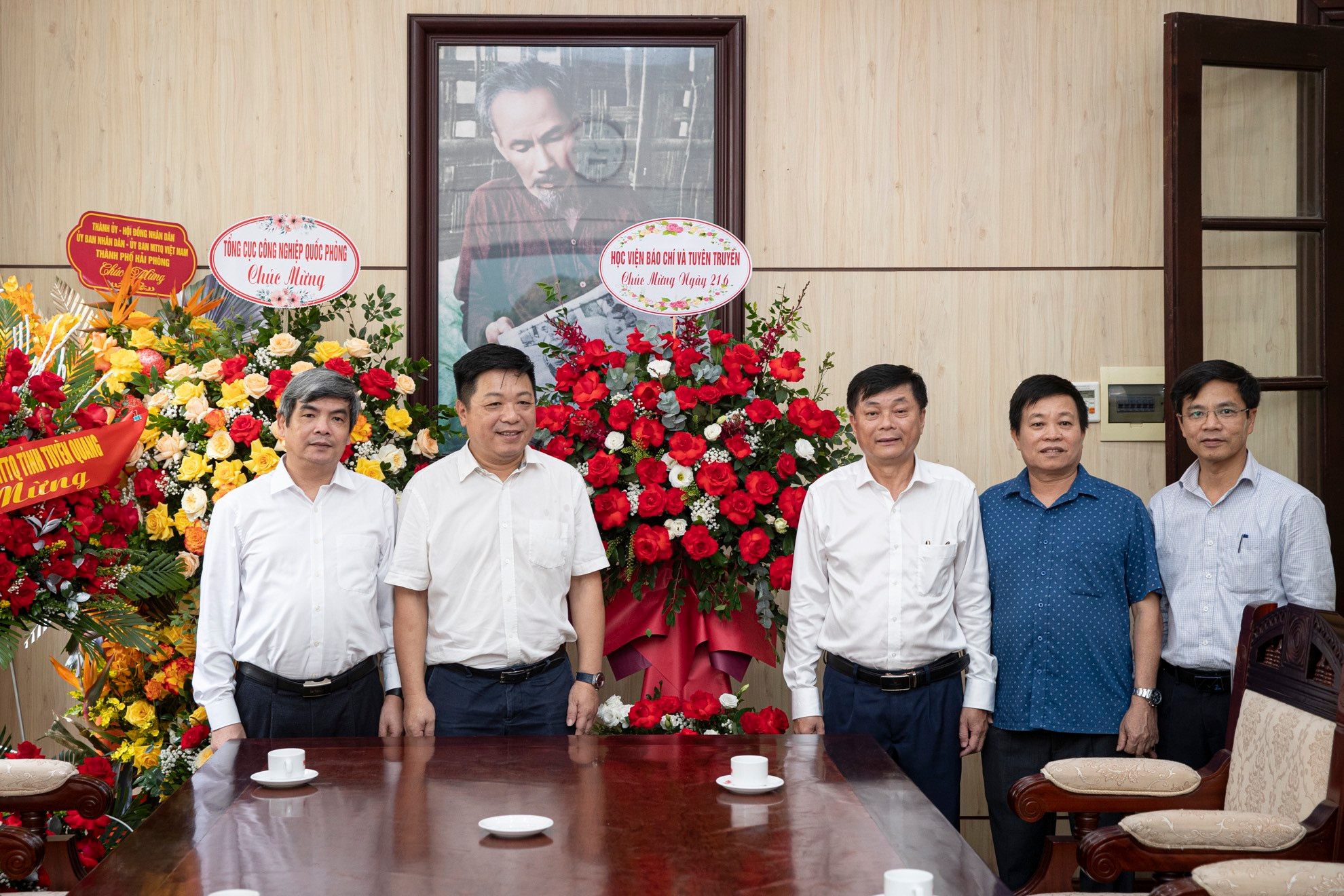 Phó Tổng Biên tập Báo Nhân Dân Quế Đình Nguyên tiếp đoàn công tác của Học viện Báo chí và Tuyên truyền tới thăm và chúc mừng.