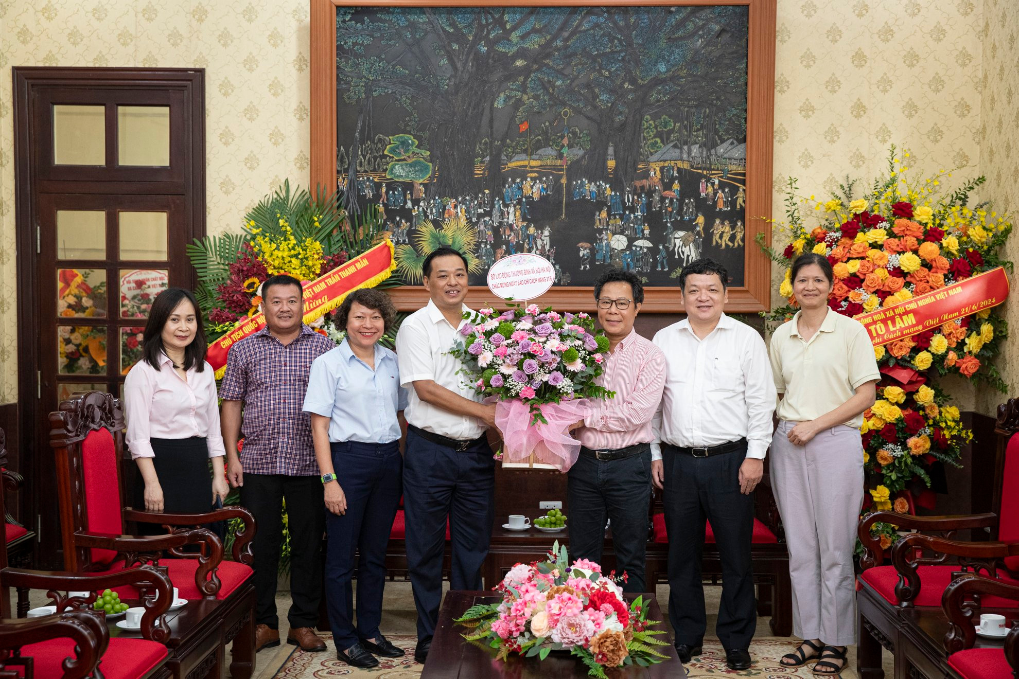 Đoàn đại biểu Sở Lao động-Thương binh và Xã hội Hà Nội tặng hoa chúc mừng Báo Nhân Dân.