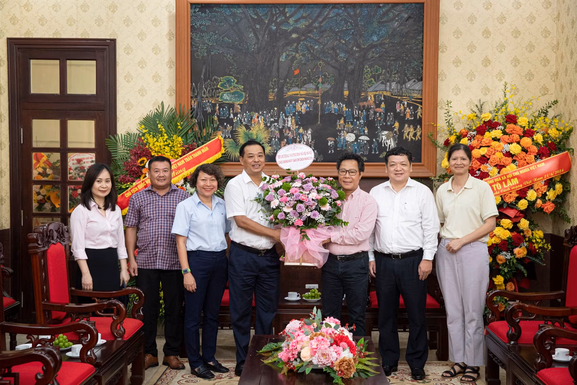 Đoàn đại biểu Sở Lao động-Thương binh và Xã hội Hà Nội tặng hoa chúc mừng Báo Nhân Dân.