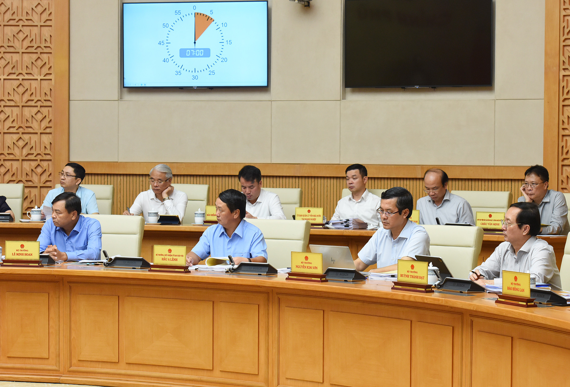 Các bộ trưởng, thủ trưởng các cơ quan ngang bộ, cơ quan thuộc Chính phủ tham dự phiên họp.