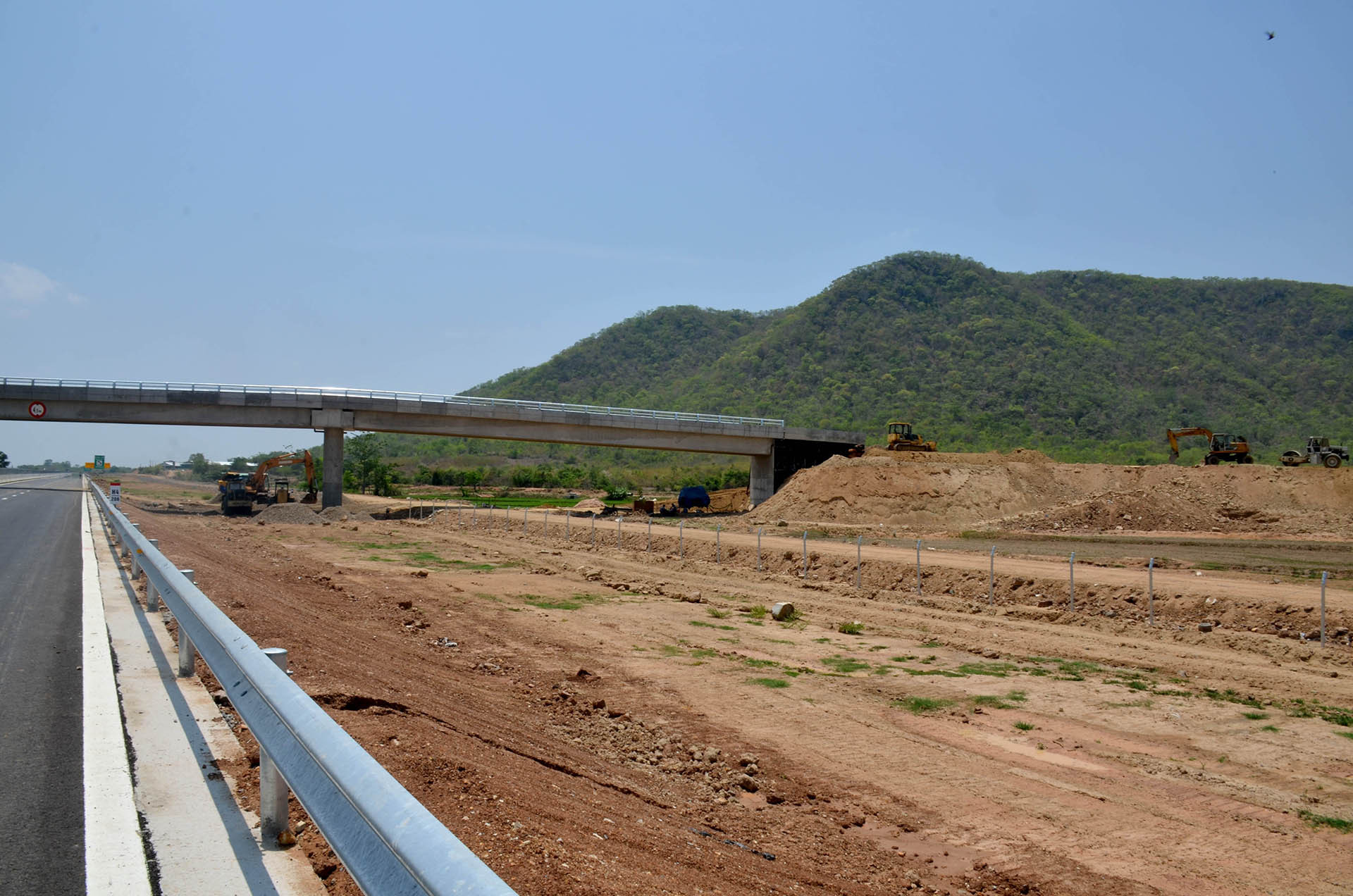 Nhà thầu vẫn đang thi công đường dẫn lên cầu vượt dân sinh qua cao tốc, thuộc địa bàn xã Hàm Trí, huyện Hàm Thuận Bắc, Bình Thuận. Nhà thầu vẫn đang thi công đường dẫn lên cầu vượt dân sinh qua cao tốc, thuộc địa bàn xã Hàm Trí, huyện Hàm Thuận Bắc, Bình Thuận.