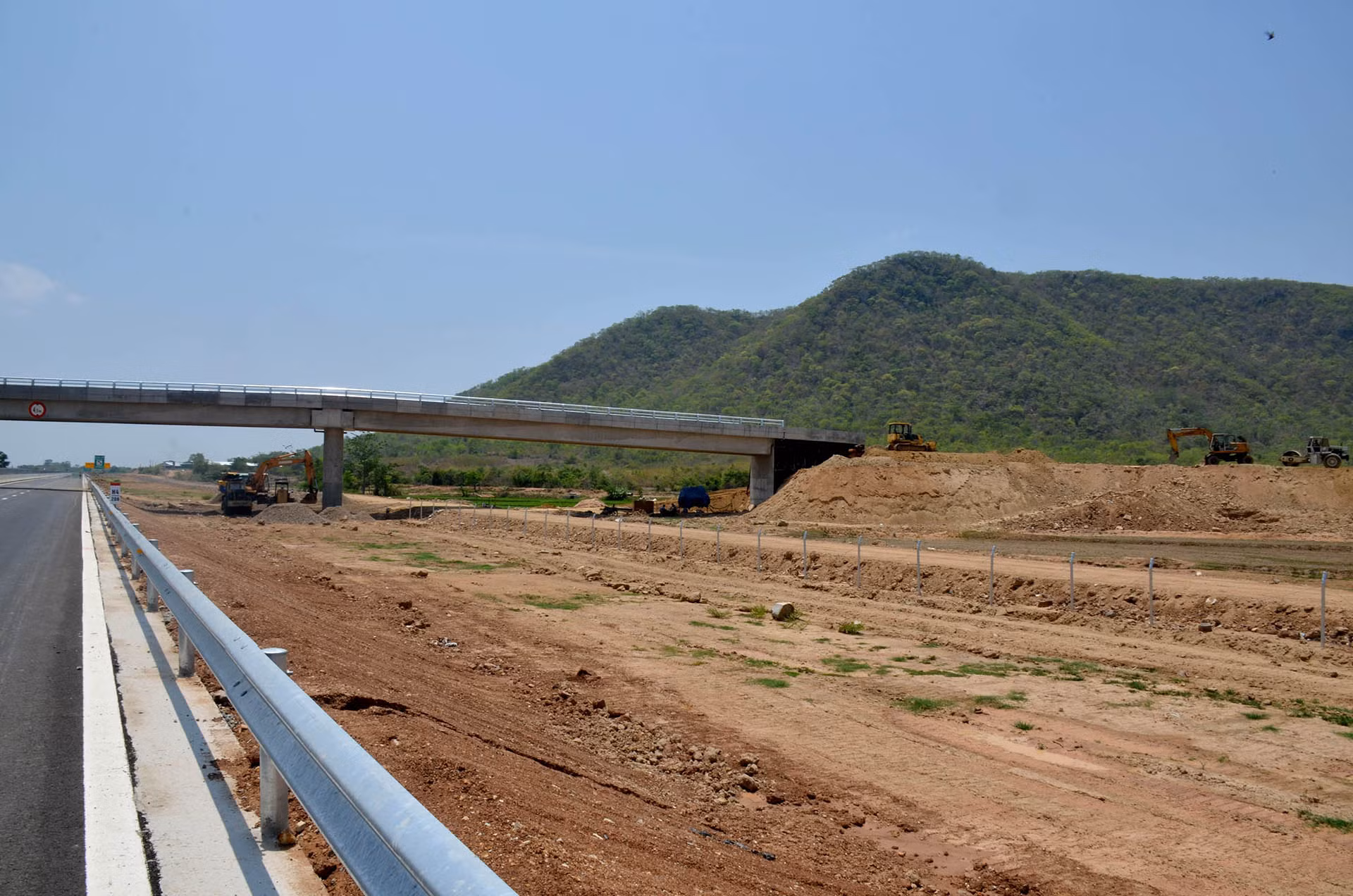 Nhà thầu vẫn đang thi công đường dẫn lên cầu vượt dân sinh qua cao tốc, thuộc địa bàn xã Hàm Trí, huyện Hàm Thuận Bắc, Bình Thuận.