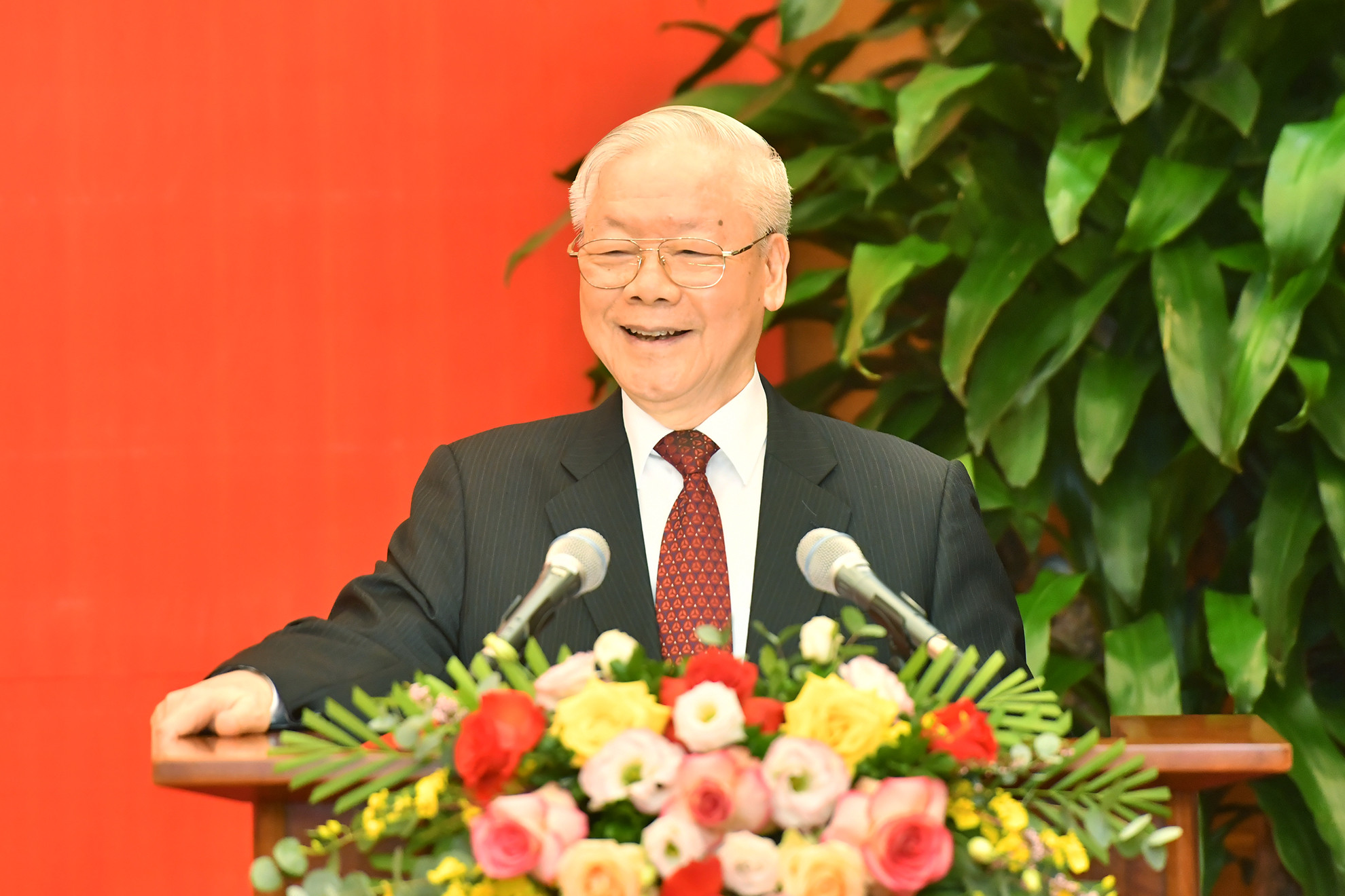 Tổng Bí thư Nguyễn Phú Trọng phát biểu tại Lễ trao Huy hiệu 60 năm tuổi Đảng tặng đồng chí Nông Đức Mạnh.