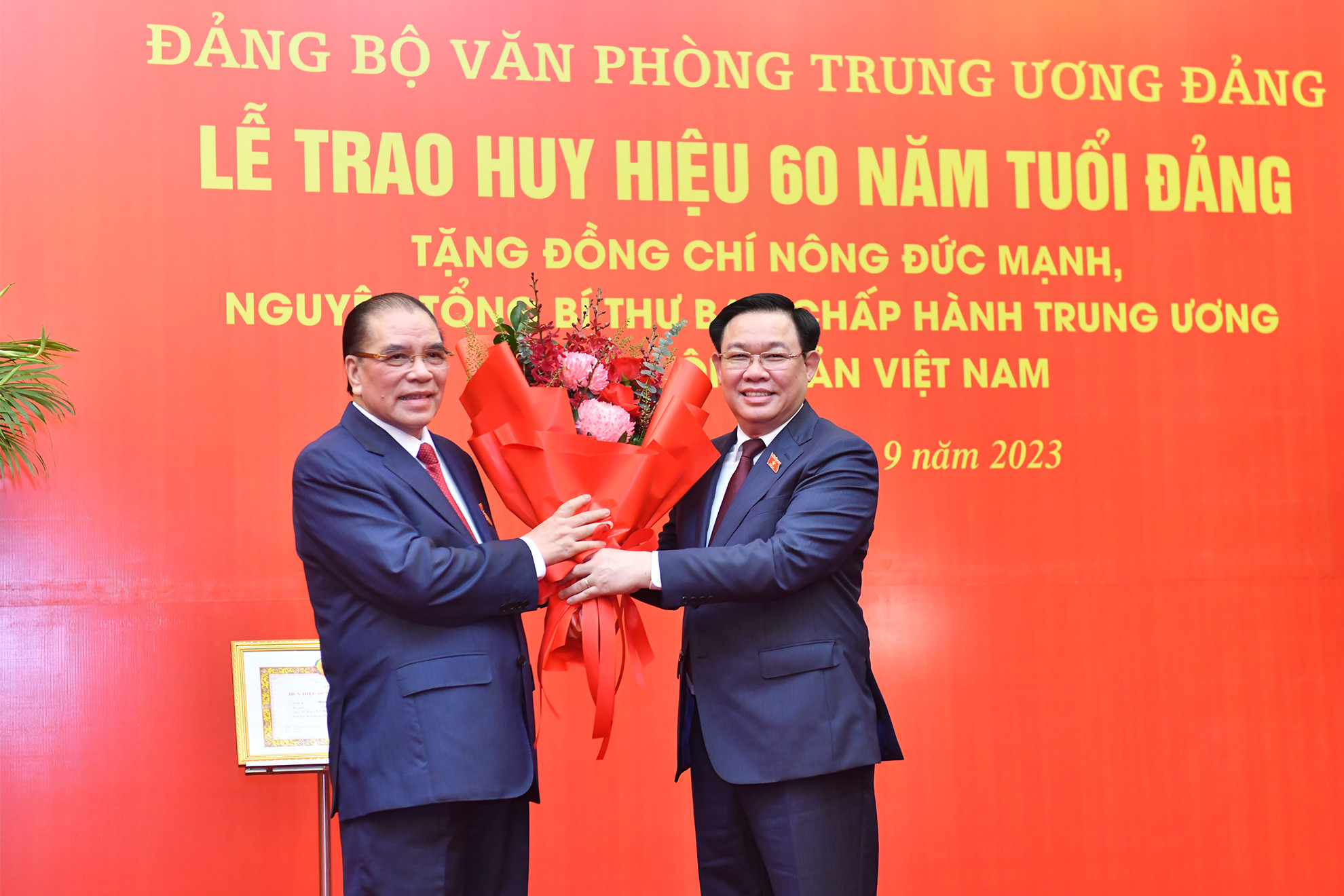 Chủ tịch Quốc hội Vương Đình Huệ chúc mừng nguyên Tổng Bí thư Nông Đức Mạnh.