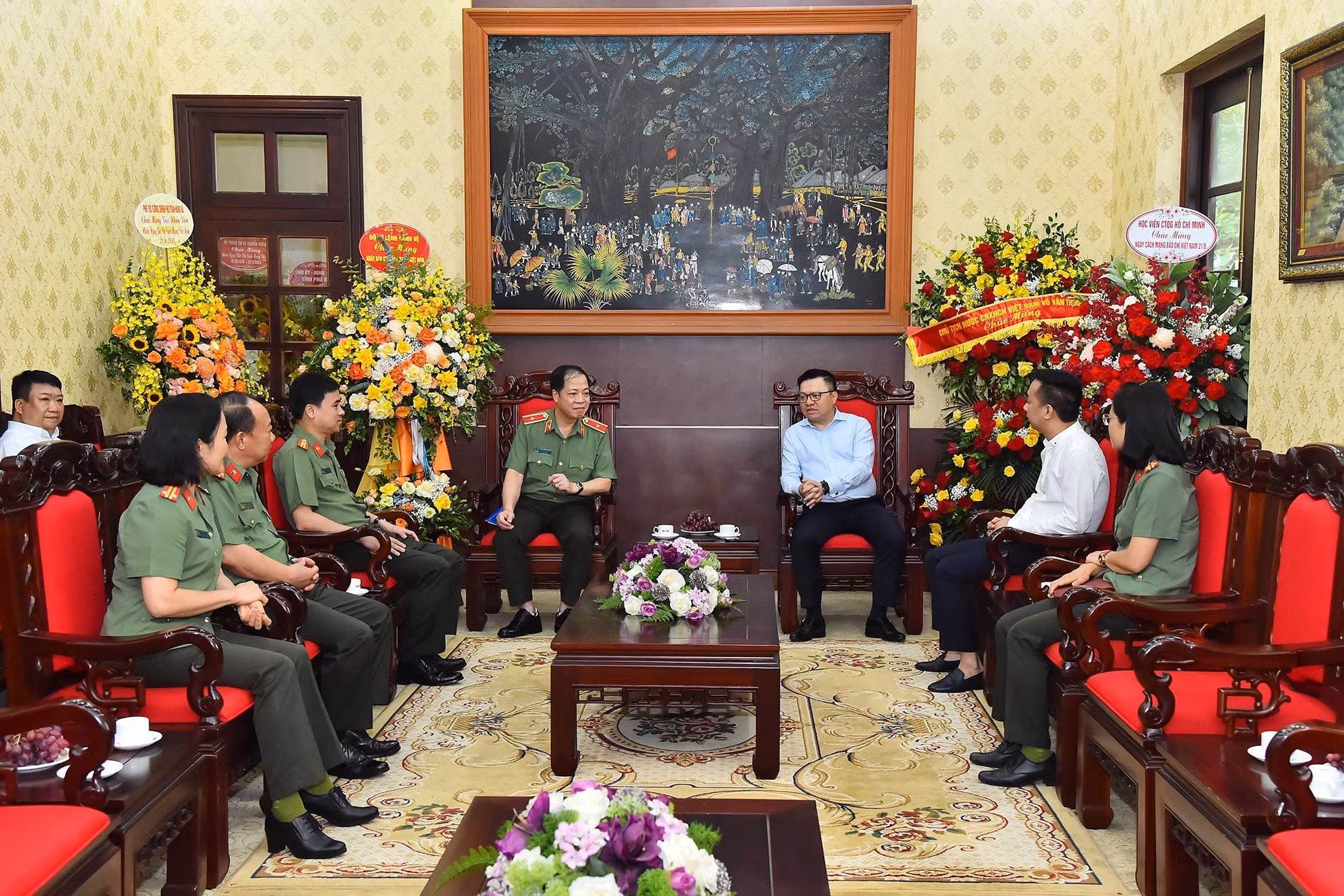 Thiếu tướng Trần Hải Quân, Tư lệnh Bộ Tư lệnh Cảnh vệ tới thăm, làm việc và chúc mừng những người làm Báo Nhân Dân.