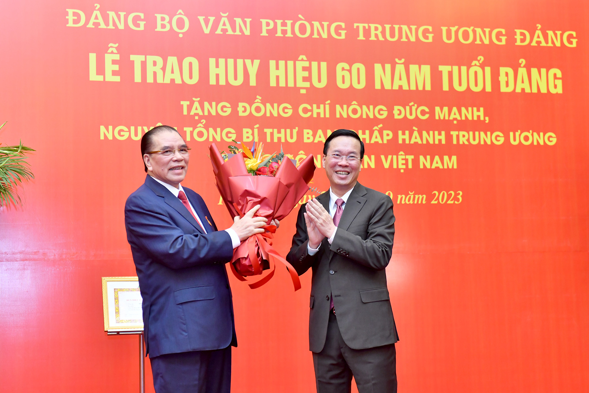 Chủ tịch nước Võ Văn Thưởng chúc mừng nguyên Tổng Bí thư Nông Đức Mạnh.