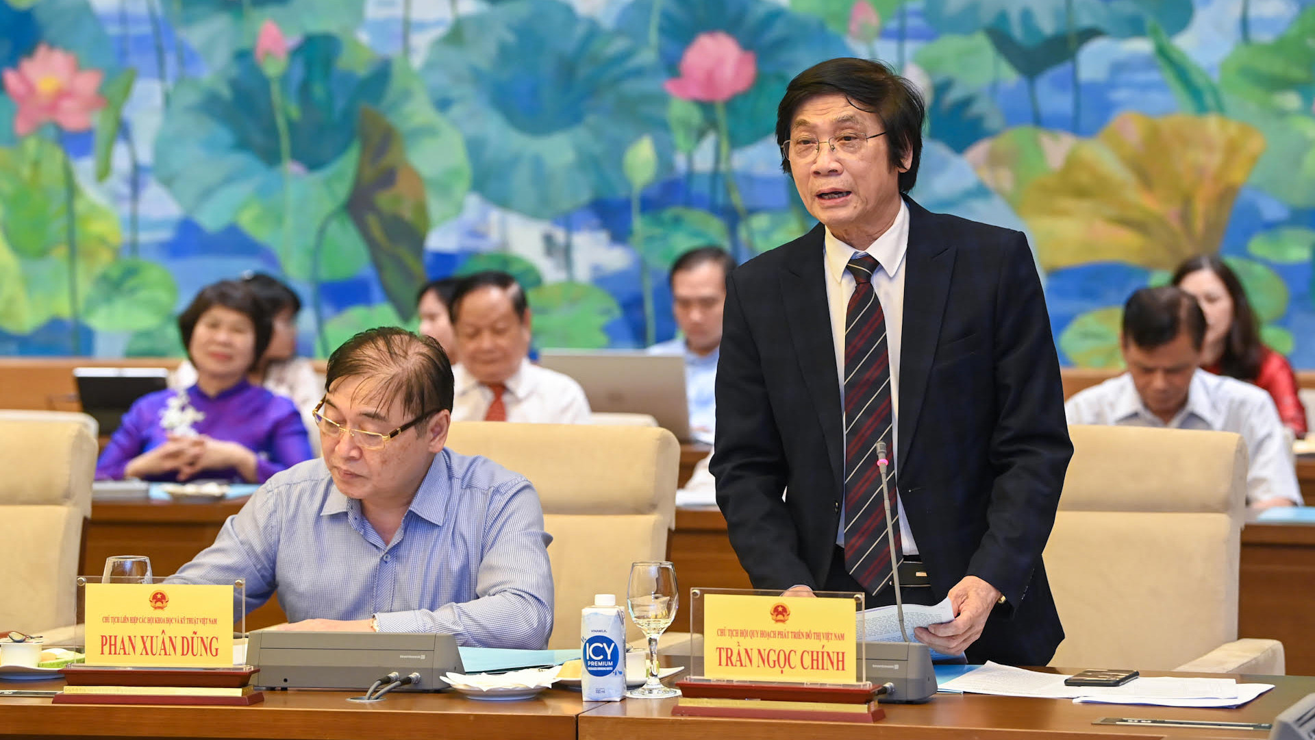 Chủ tịch Hội Quy hoạch phát triển đô thị Việt Nam Trần Ngọc Chính báo cáo tại buổi gặp mặt. Chủ tịch Hội Quy hoạch phát triển đô thị Việt Nam Trần Ngọc Chính báo cáo tại buổi gặp mặt.