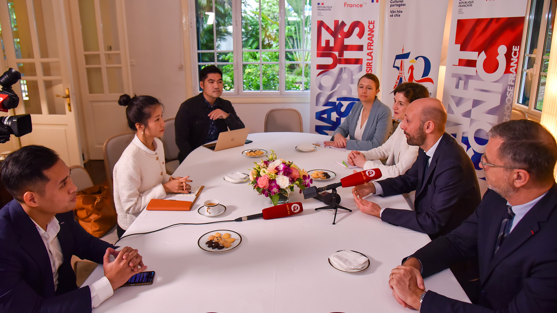 Bộ trưởng Chuyển đổi và Công vụ Pháp, Stanislas Guérini trả lời phỏng vấn báo chí Việt Nam. Ảnh: Nhật Quang