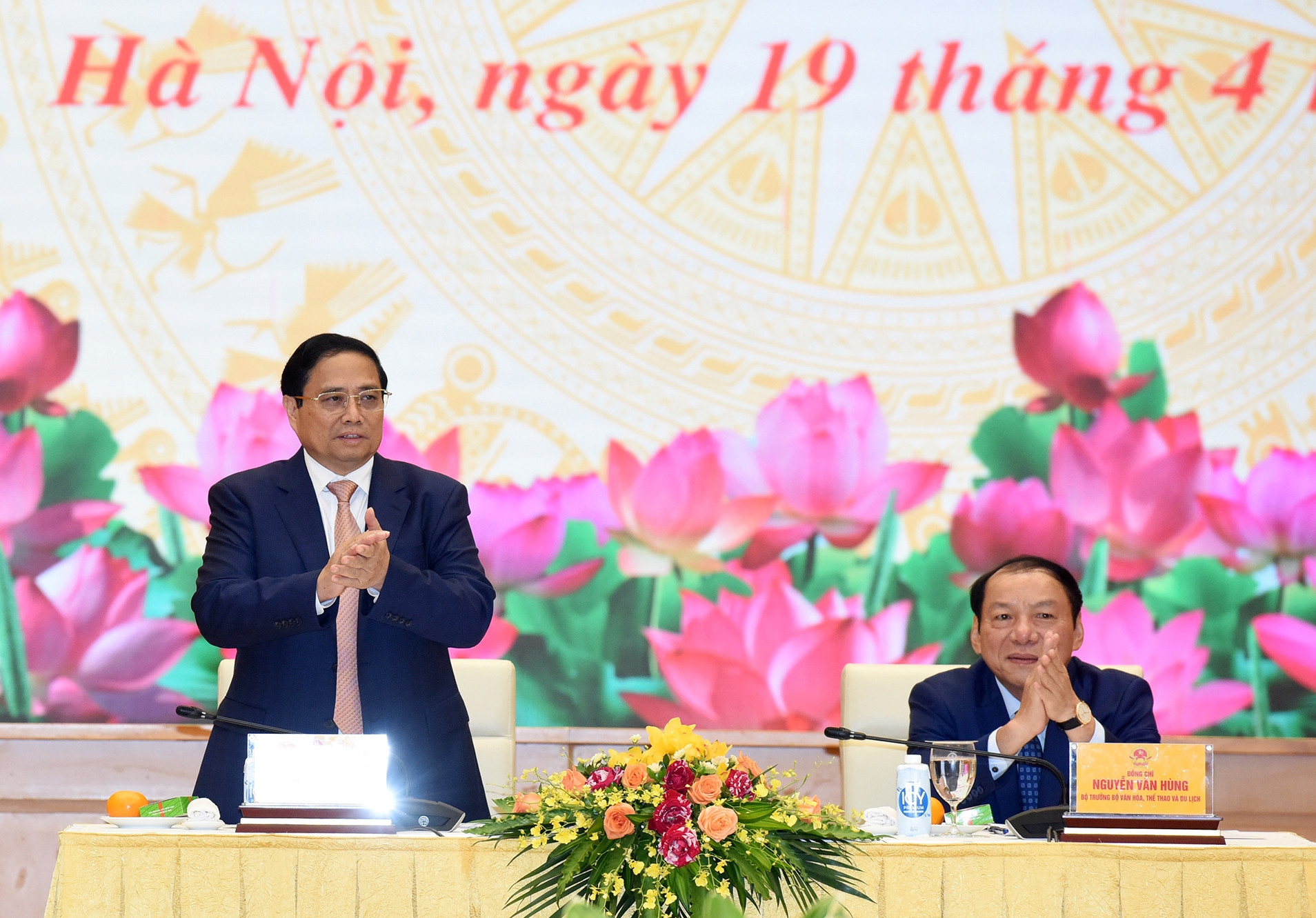 [Ảnh] Thủ tướng gặp mặt già làng, trưởng bản, nghệ nhân và người có uy tín tiêu biểu ảnh 2