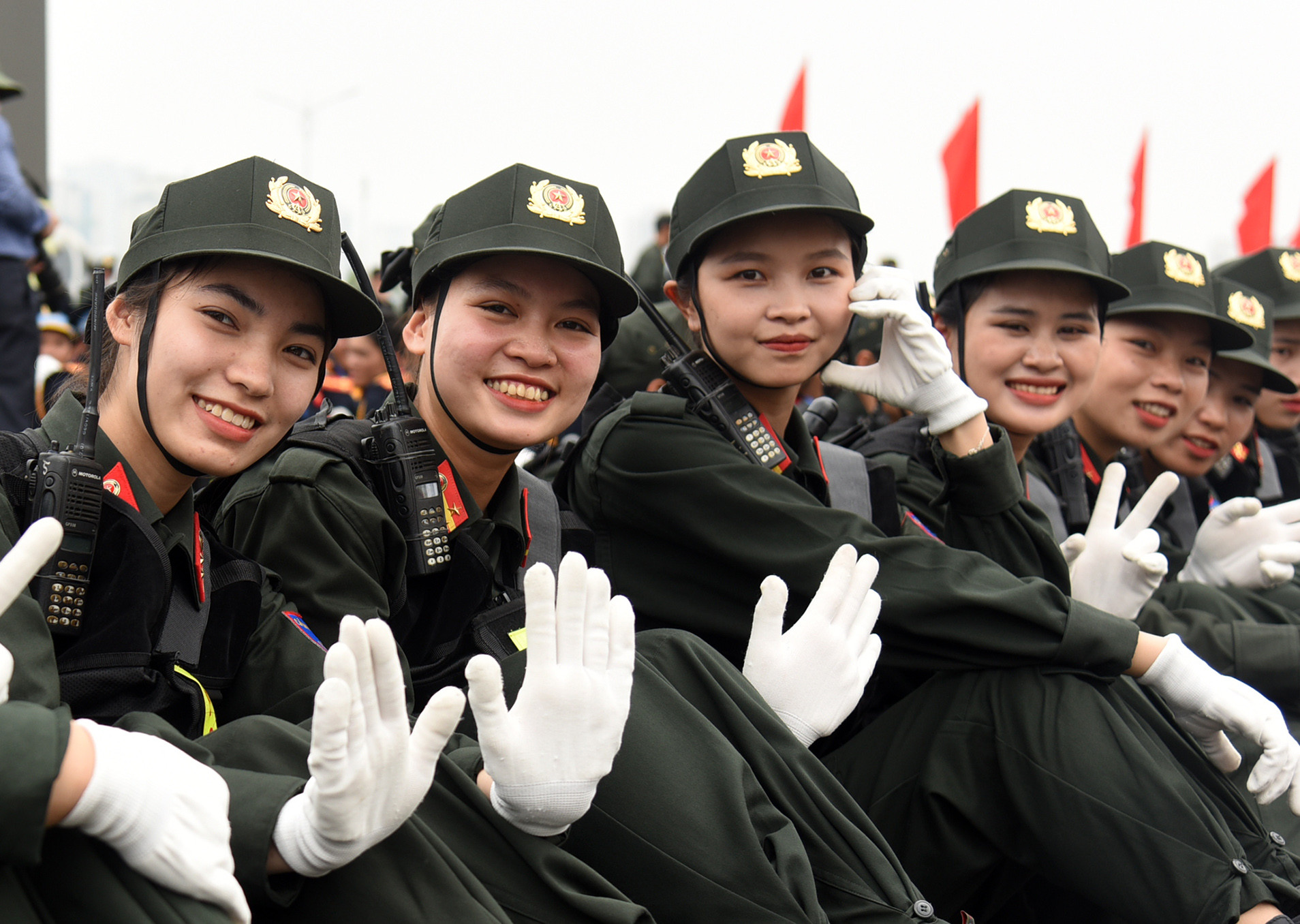 Nữ chiến sĩ cơ động xinh đẹp sau lễ kỷ niệm.