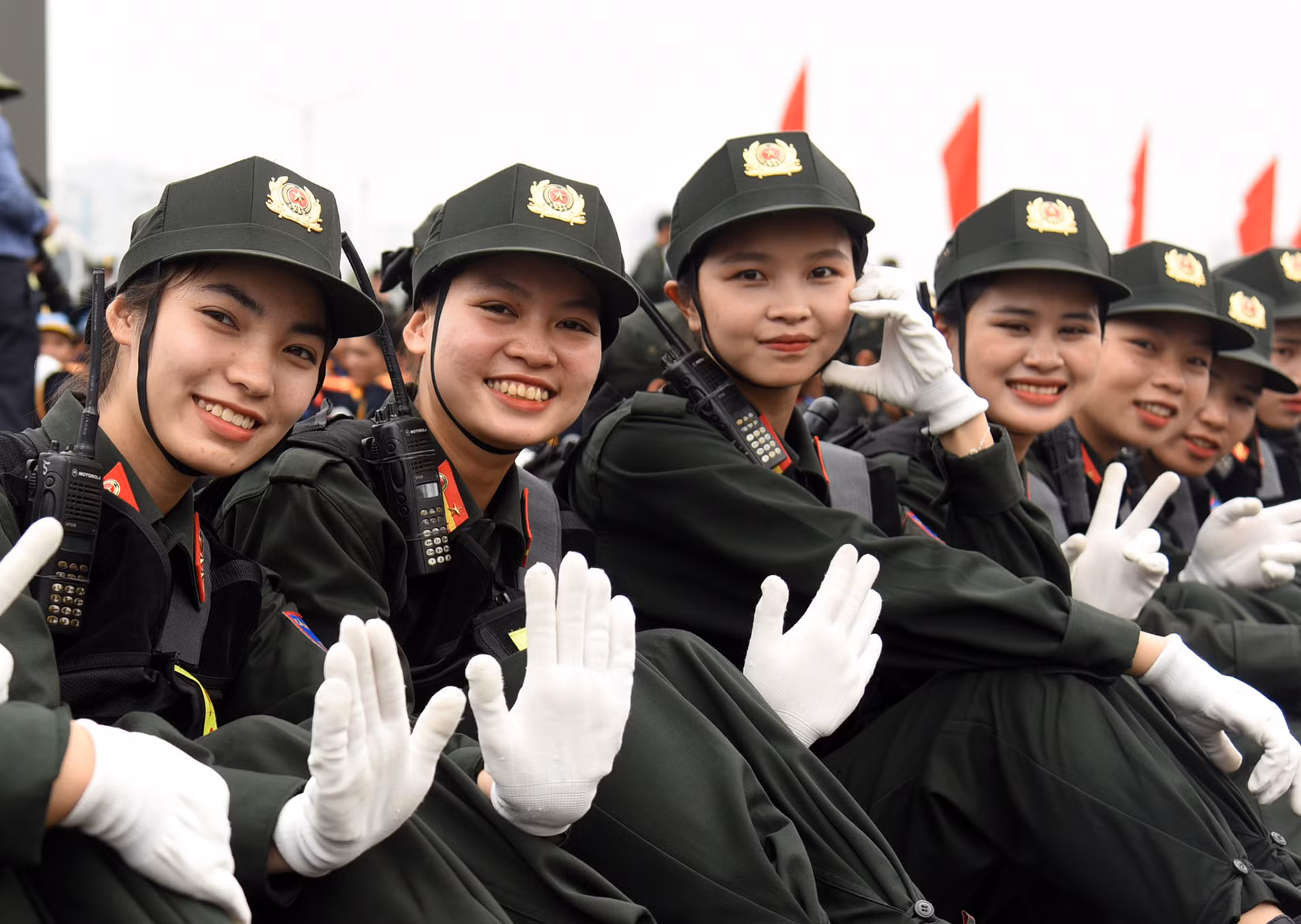 Nữ chiến sĩ cơ động xinh đẹp sau lễ kỷ niệm. Nữ chiến sĩ cơ động xinh đẹp sau lễ kỷ niệm.