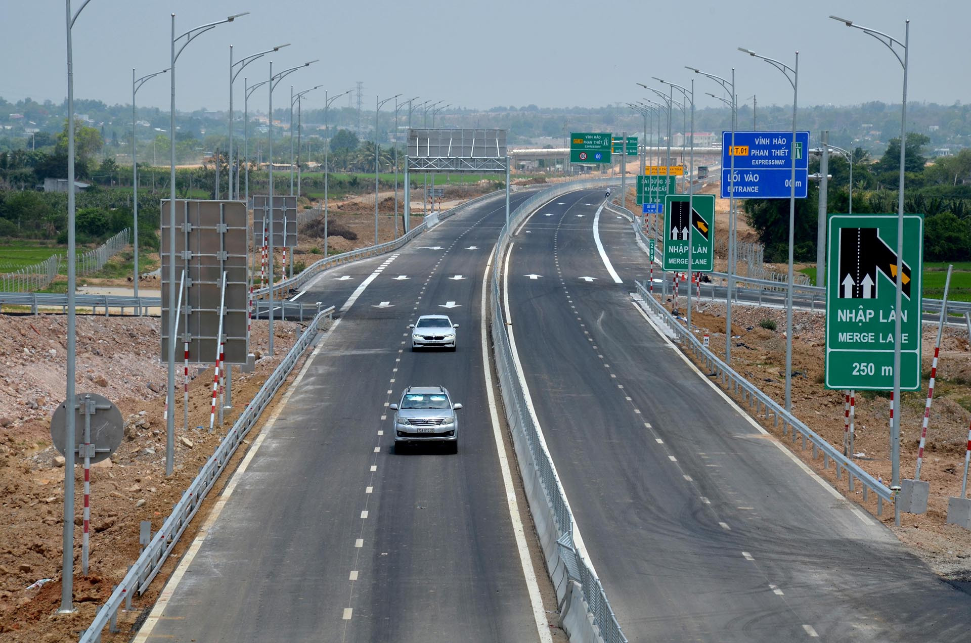 Nút giao liên thông cao tốc với Quốc lộ 28 qua thị trấn Ma Lâm, huyện Hàm Thuận Bắc đã được lắp đặt các hệ thống biển báo, biển chỉ dẫn và đèn chiếu sáng. Nút giao liên thông cao tốc với Quốc lộ 28 qua thị trấn Ma Lâm, huyện Hàm Thuận Bắc đã được lắp đặt các hệ thống biển báo, biển chỉ dẫn và đèn chiếu sáng.