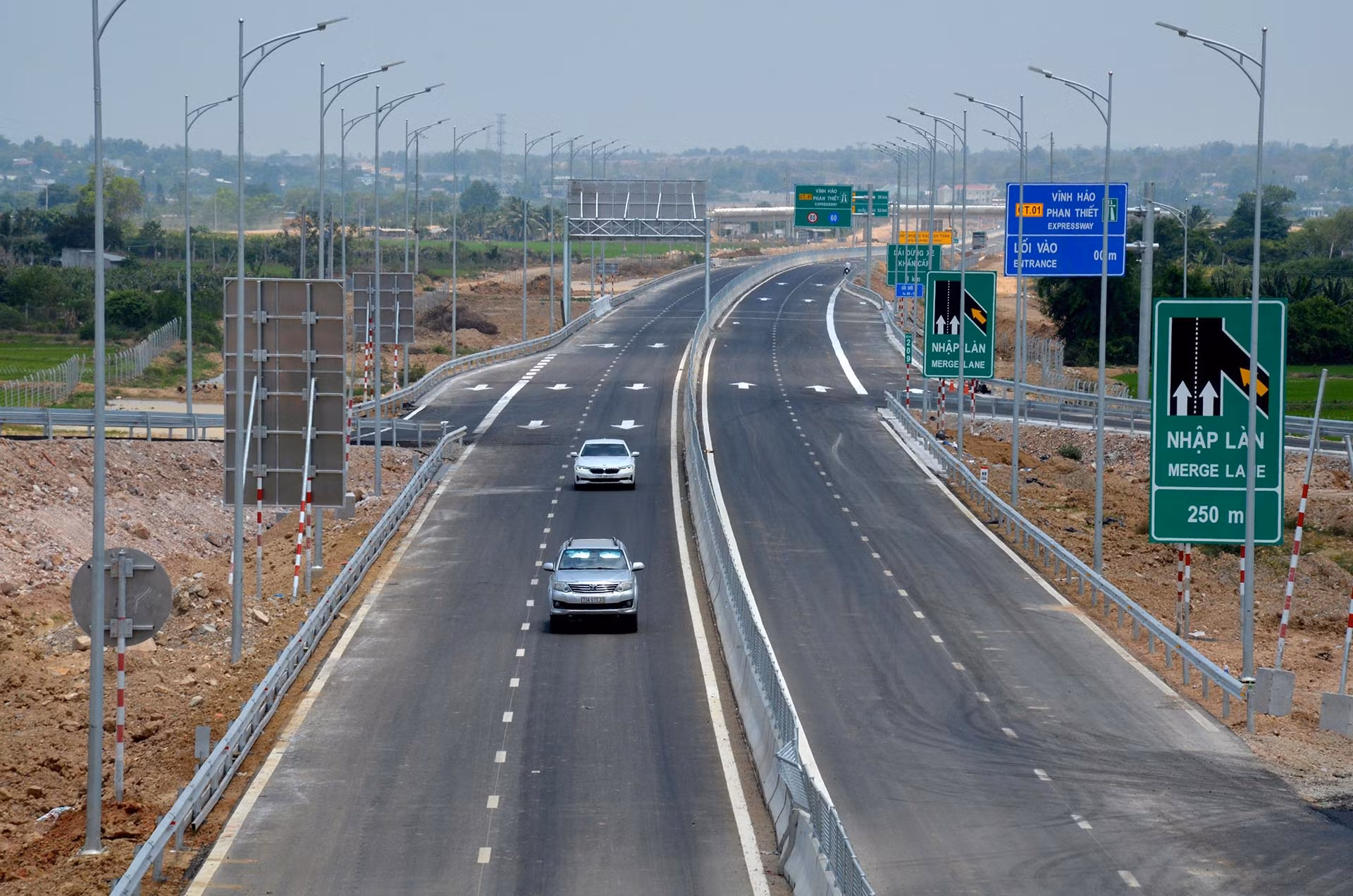 Nút giao liên thông cao tốc với Quốc lộ 28 qua thị trấn Ma Lâm, huyện Hàm Thuận Bắc đã được lắp đặt các hệ thống biển báo, biển chỉ dẫn và đèn chiếu sáng.