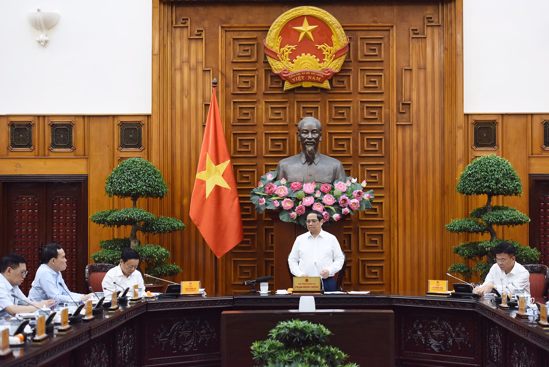 Thủ tướng Phạm Minh Chính, Trưởng Ban Chỉ đạo rà soát, xử lý vướng mắc trong hệ thống văn bản quy phạm pháp luật chủ trì cuộc họp của Thường trực Chính phủ về báo cáo đề xuất xây dựng luật sửa đổi, bổ sung 7 luật thuộc lĩnh vực quản lý của Bộ Tài chính.