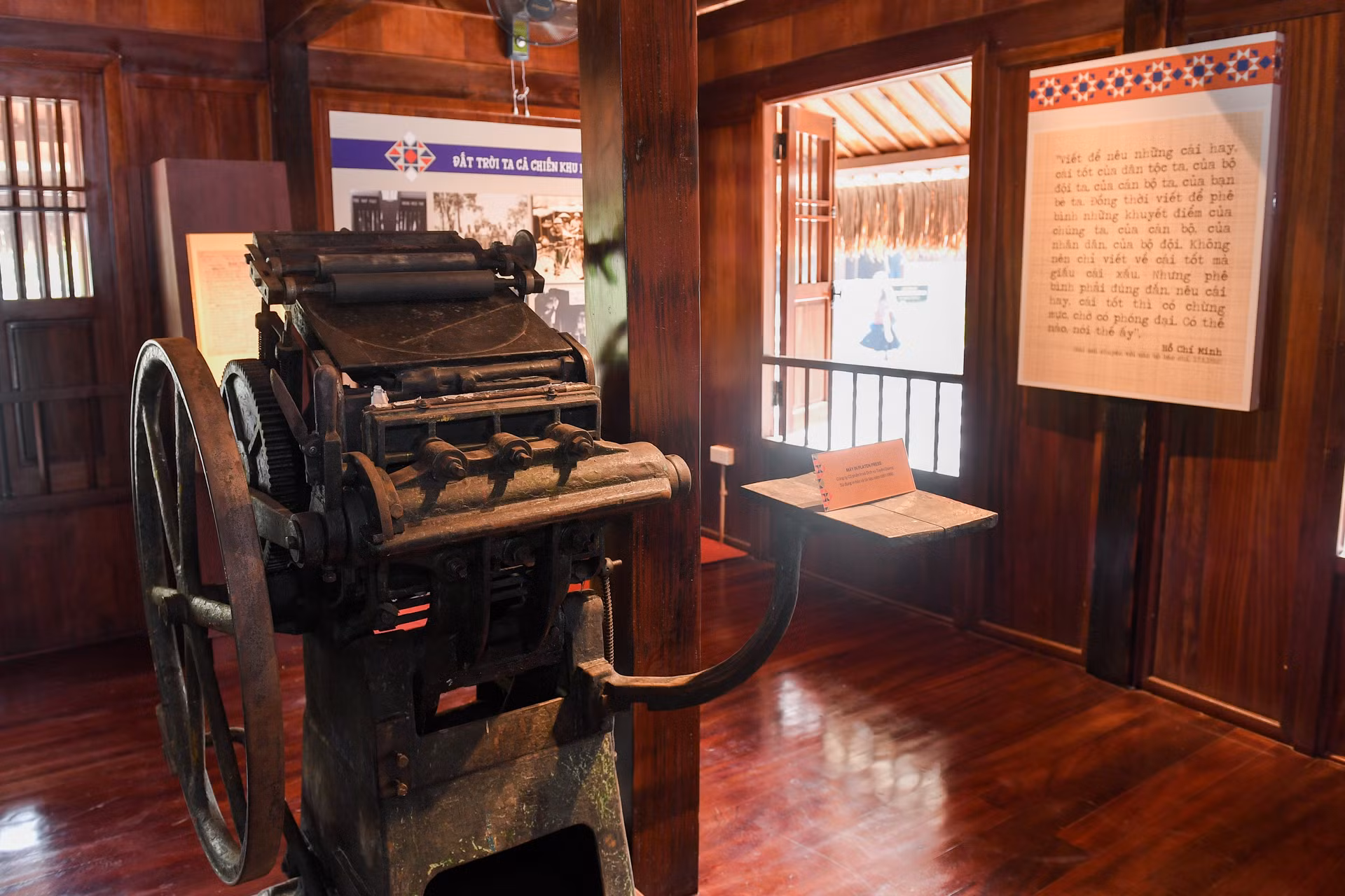 Chiếc máy in hiệu Platen Press đã đồng hành và chứng kiến những thời khắc lịch sử in ấn của báo chí, tài liệu trong giai đoạn kháng chiến chống thực dân Pháp.