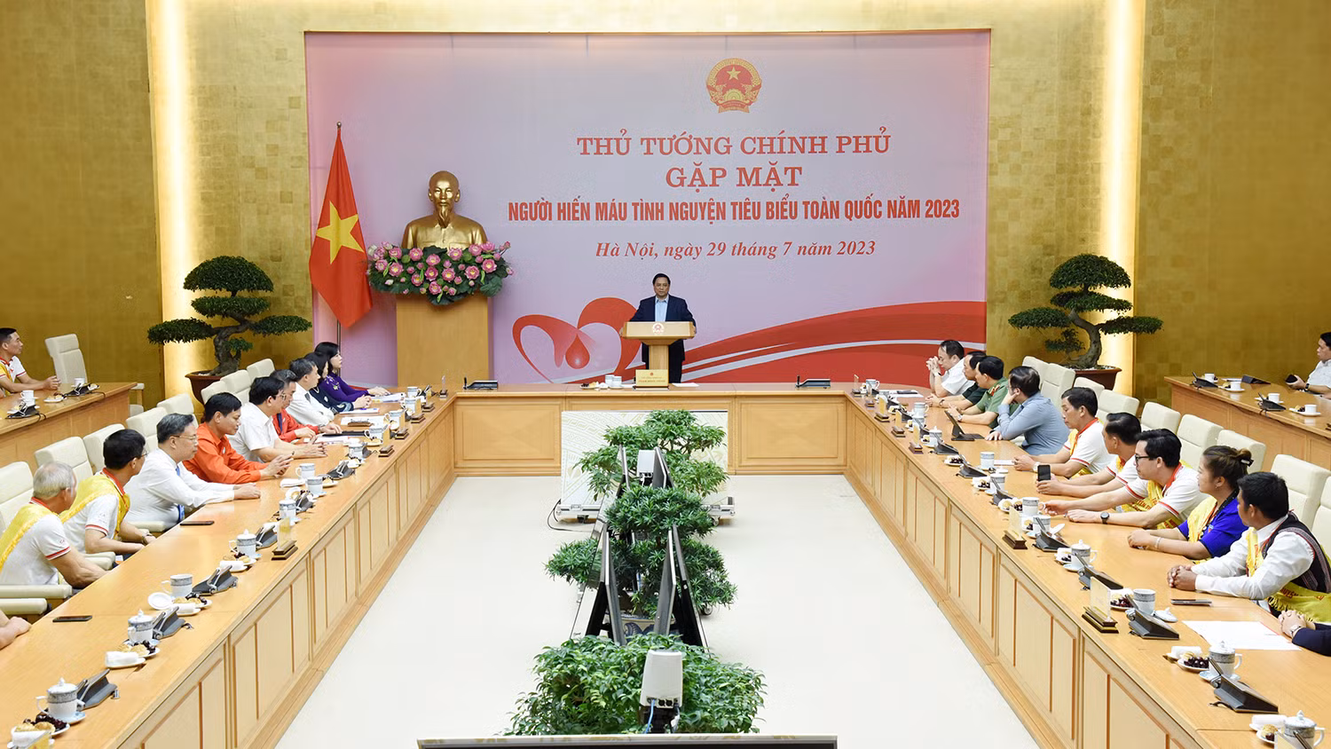 Cuộc gặp mặt càng có ý nghĩa hơn khi nhân dân cả nước đang tự hào tổ chức rất nhiều sự kiện ý nghĩa kỷ niệm 76 năm Ngày Thương binh - Liệt sĩ.