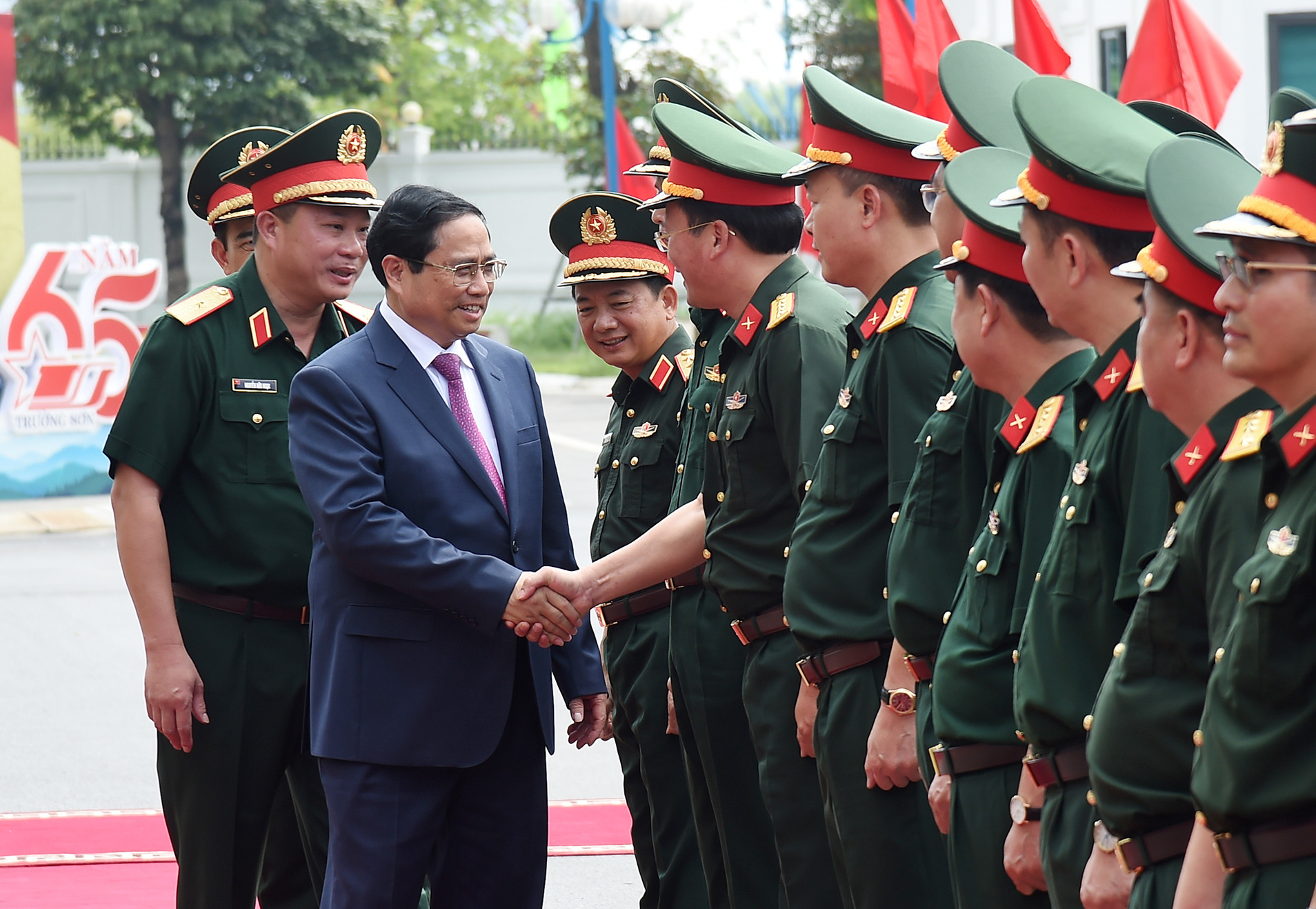 Thủ tướng Phạm Minh Chính tới thăm, làm việc với Binh đoàn 12-Tổng Công ty Xây dựng Trường Sơn và Hội Truyền thống Trường Sơn-Đường Hồ Chí Minh Việt Nam.