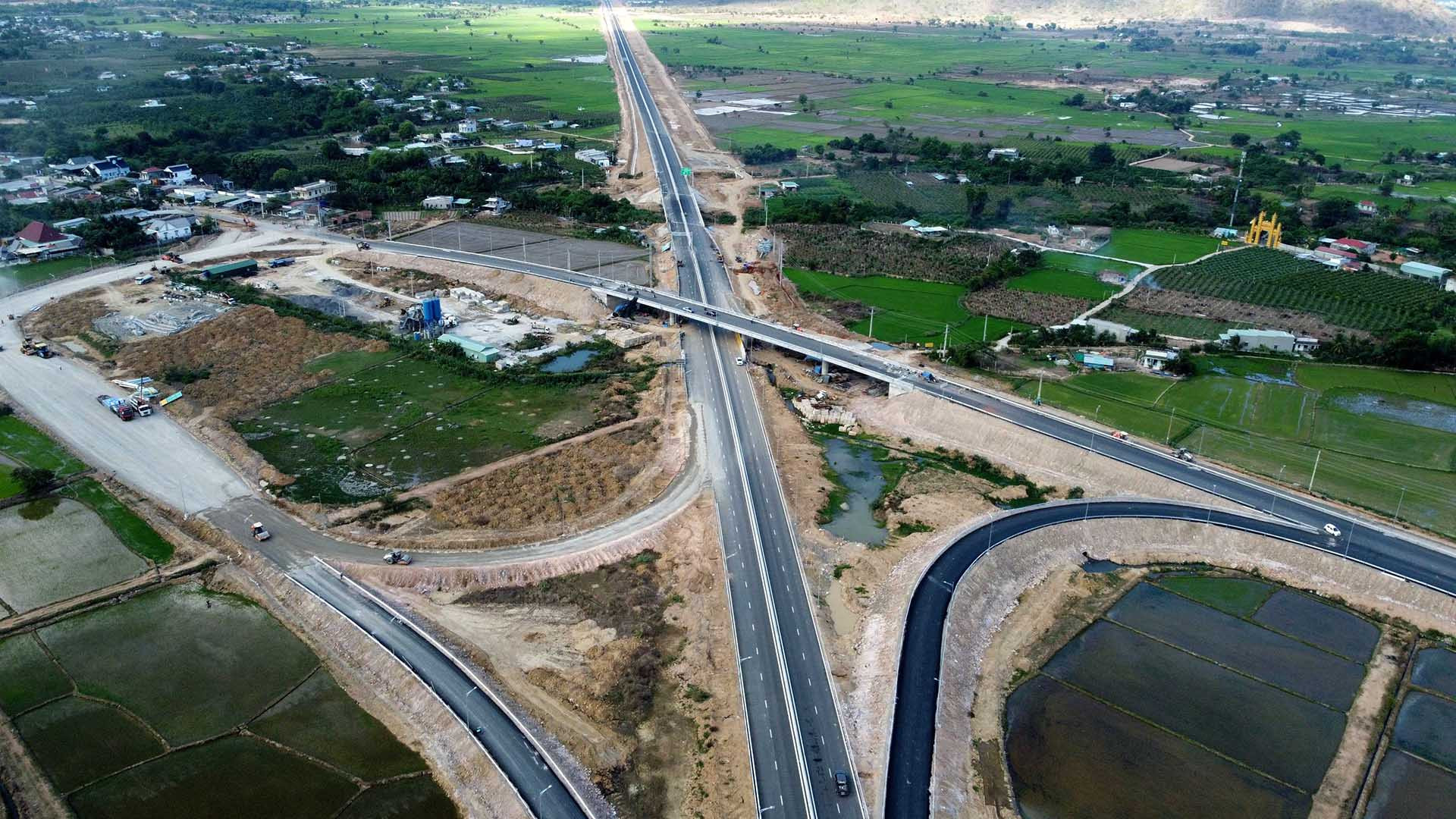 Ông Phạm Quốc Huy, Giám đốc điều hành Dự án cao tốc đoạn Vĩnh Hảo-Phan Thiết cho biết, trên toàn tuyến cao tốc Vĩnh Hảo-Phan Thiết có 5 nút giao liên thông với cao tốc, gồm: Nút giao Vĩnh Hảo tại Km134+700; nút giao Chợ Lầu tại Km162+777,78; nút giao Đại Ninh tại Km178+655,22; nút giao Ma Lâm tại Km208+701,74; nút giao Phan Thiết tại Km234+617,56. Ông Phạm Quốc Huy, Giám đốc điều hành Dự án cao tốc đoạn Vĩnh Hảo-Phan Thiết cho biết, trên toàn tuyến cao tốc Vĩnh Hảo-Phan Thiết có 5 nút giao liên thông với cao tốc, gồm: Nút giao Vĩnh Hảo tại Km134+700; nút giao Chợ Lầu tại Km162+777,78; nút giao Đại Ninh tại Km178+655,22; nút giao Ma Lâm tại Km208+701,74; nút giao Phan Thiết tại Km234+617,56.