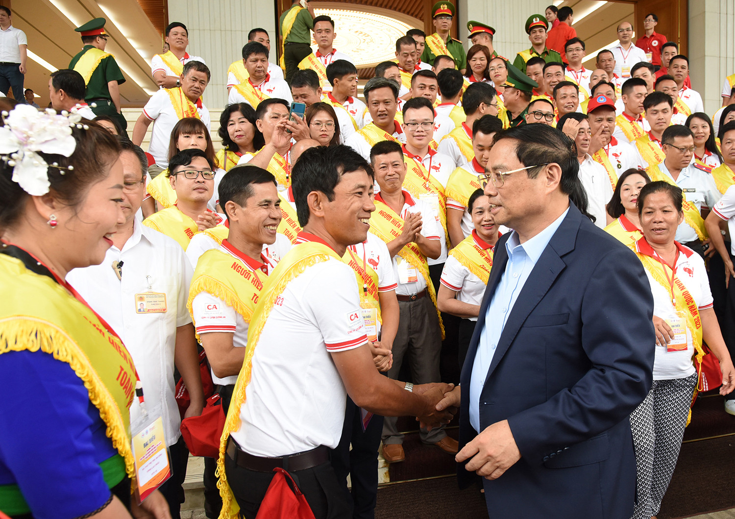 Thủ tướng Phạm Minh Chính và các đại biểu là người hiến máu tình nguyện tiêu biểu toàn quốc năm 2023.