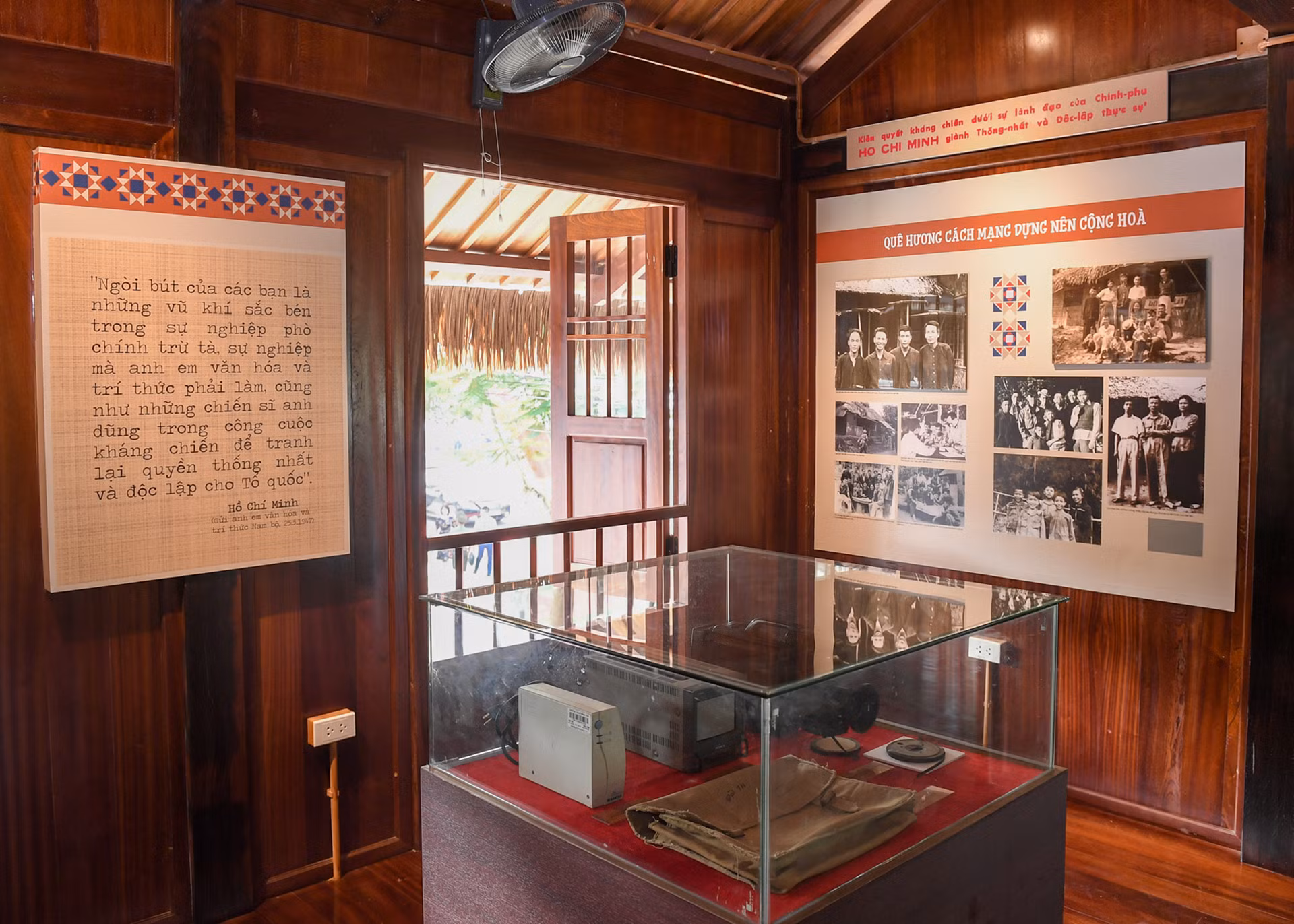 Nhiều hiện vật quý được trưng bày bên trong di tích.