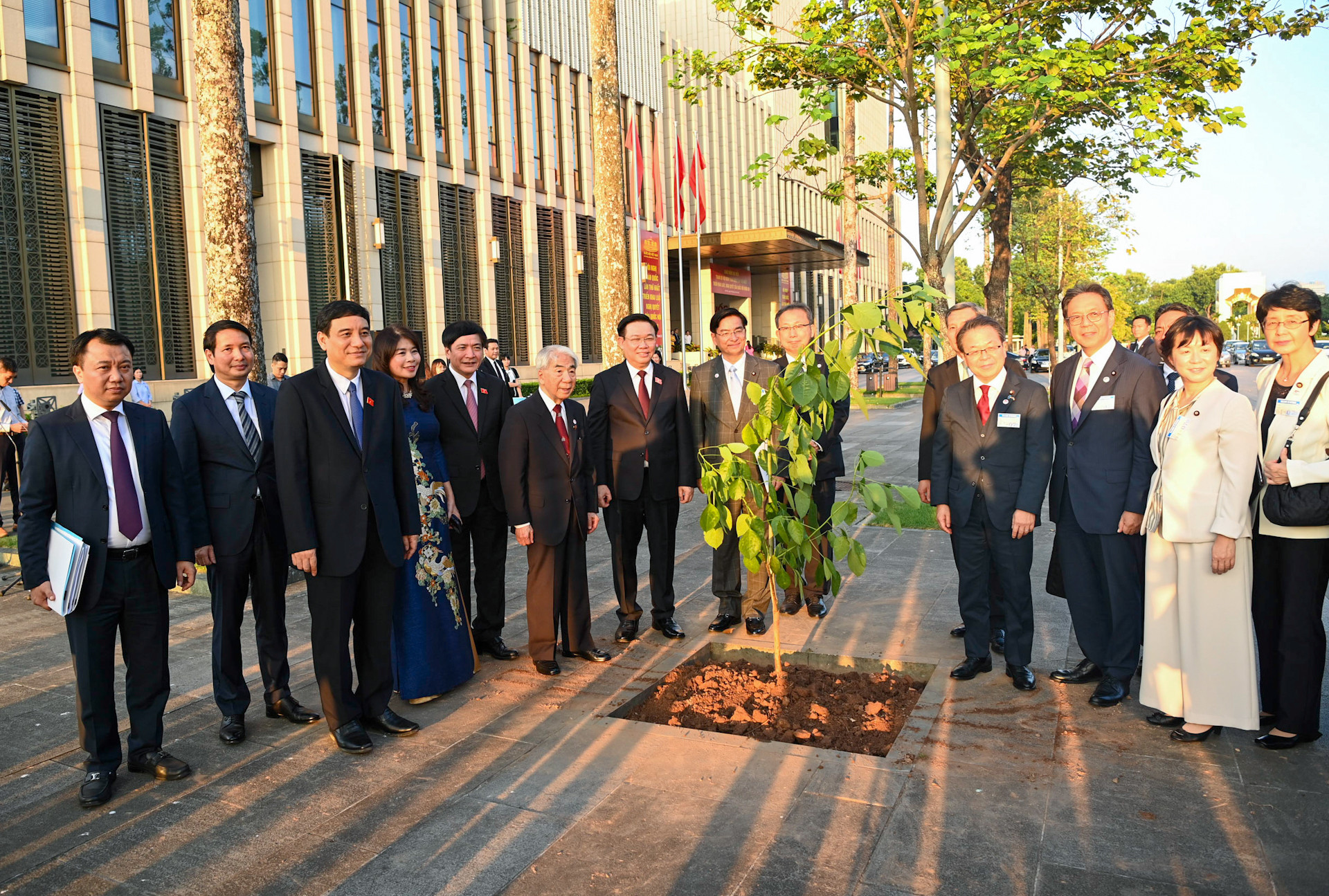 Chủ tịch Quốc hội Vương Đình Huệ và Chủ tịch Thượng viện Nhật Bản Otsuji Hidehisa cùng các đại biểu chụp ảnh lưu niệm bên cây Osaka đỏ. Chủ tịch Quốc hội Vương Đình Huệ và Chủ tịch Thượng viện Nhật Bản Otsuji Hidehisa cùng các đại biểu chụp ảnh lưu niệm bên cây Osaka đỏ.