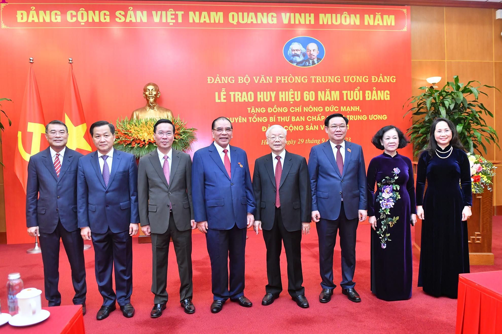 Tổng Bí thư Nguyễn Phú Trọng, nguyên Tổng Bí thư Nông Đức Mạnh, Chủ tịch nước Võ Văn Thưởng, Chủ tịch Quốc hội Vương Đình Huệ, Thường trực Ban Bí thư Trương Thị Mai cùng các đồng chí lãnh đạo Đảng, Nhà nước tham dự buổi lễ.