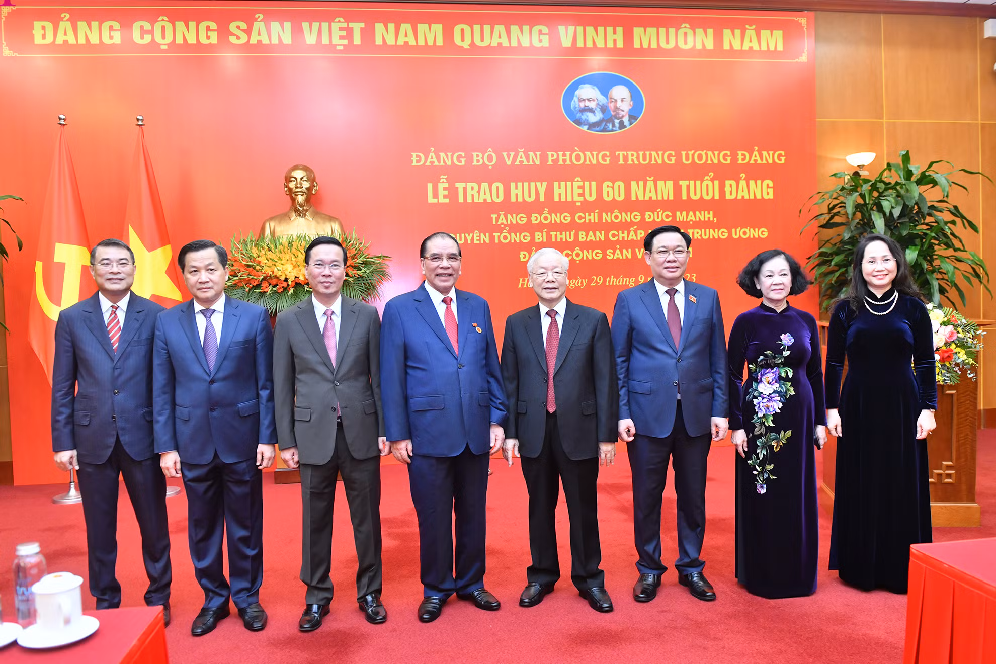 Tổng Bí thư Nguyễn Phú Trọng, nguyên Tổng Bí thư Nông Đức Mạnh, Chủ tịch nước Võ Văn Thưởng, Chủ tịch Quốc hội Vương Đình Huệ, Thường trực Ban Bí thư Trương Thị Mai cùng các đồng chí lãnh đạo Đảng, Nhà nước tham dự buổi lễ.