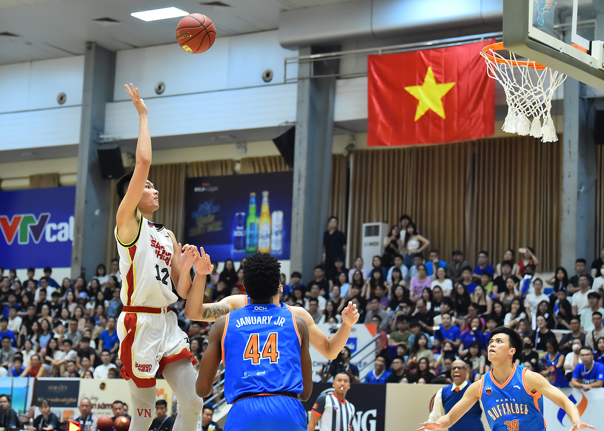 Saigon Heat (áo trắng) bắt đầu hành trình bảo vệ chức vô địch với thắng lợi dễ dàng 85-71 trước Hanoi Buffaloes.