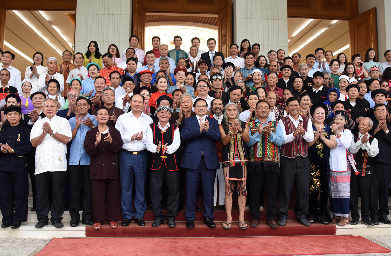 [Ảnh] Thủ tướng gặp mặt già làng, trưởng bản, nghệ nhân và người có uy tín tiêu biểu ảnh 11