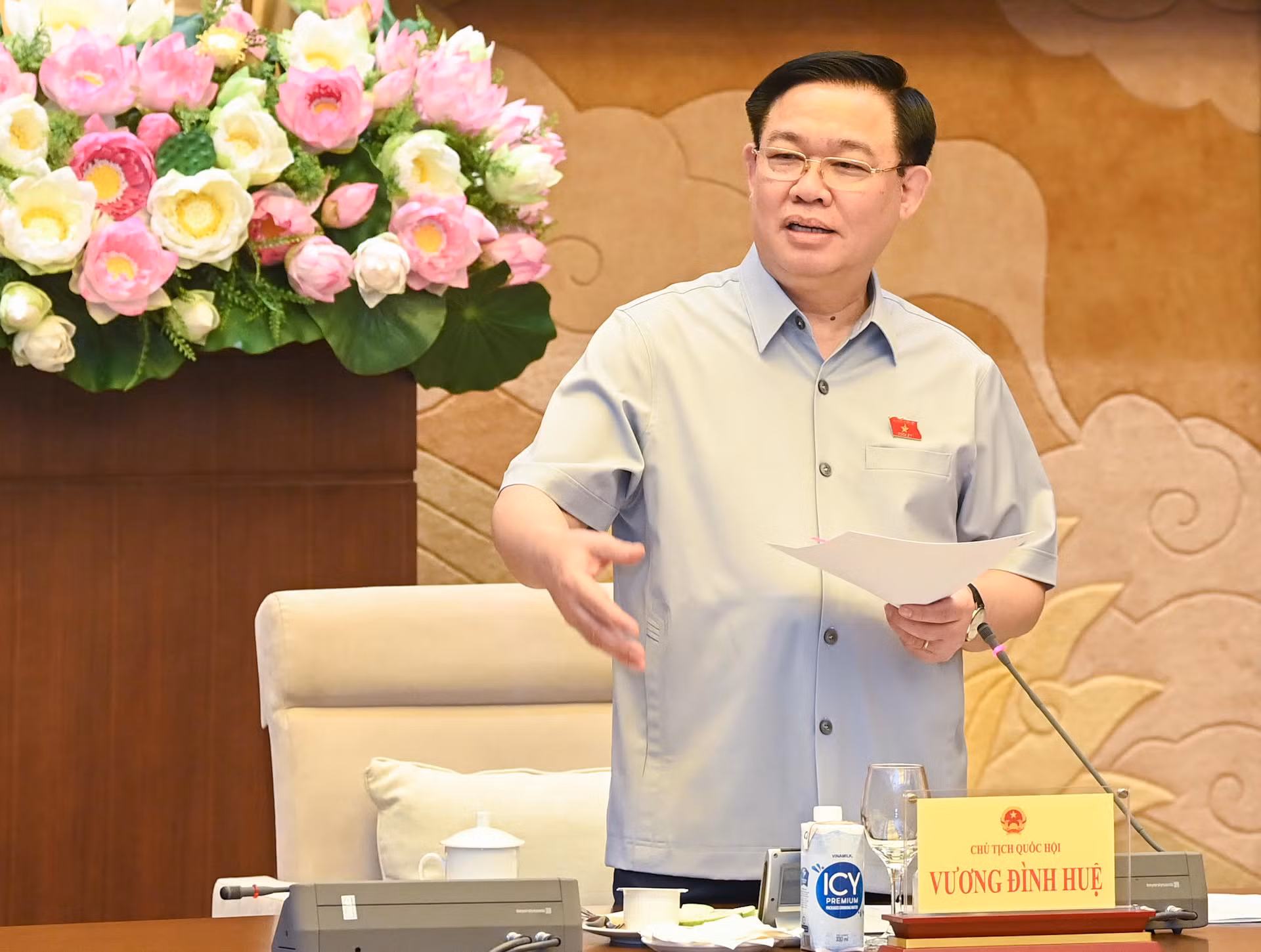 Chủ tịch Quốc hội Vương Đình Huệ phát biểu ý kiến tại buổi gặp mặt.