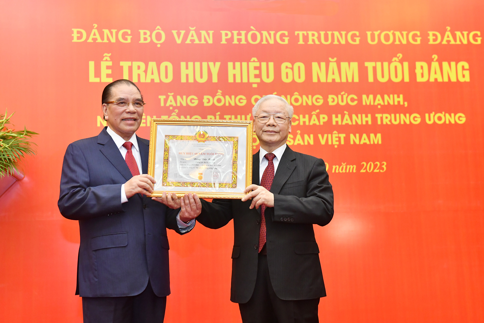 Tổng Bí thư Nguyễn Phú Trọng trao Huy hiệu 60 năm tuổi Đảng tặng nguyên Tổng Bí thư Nông Đức Mạnh.