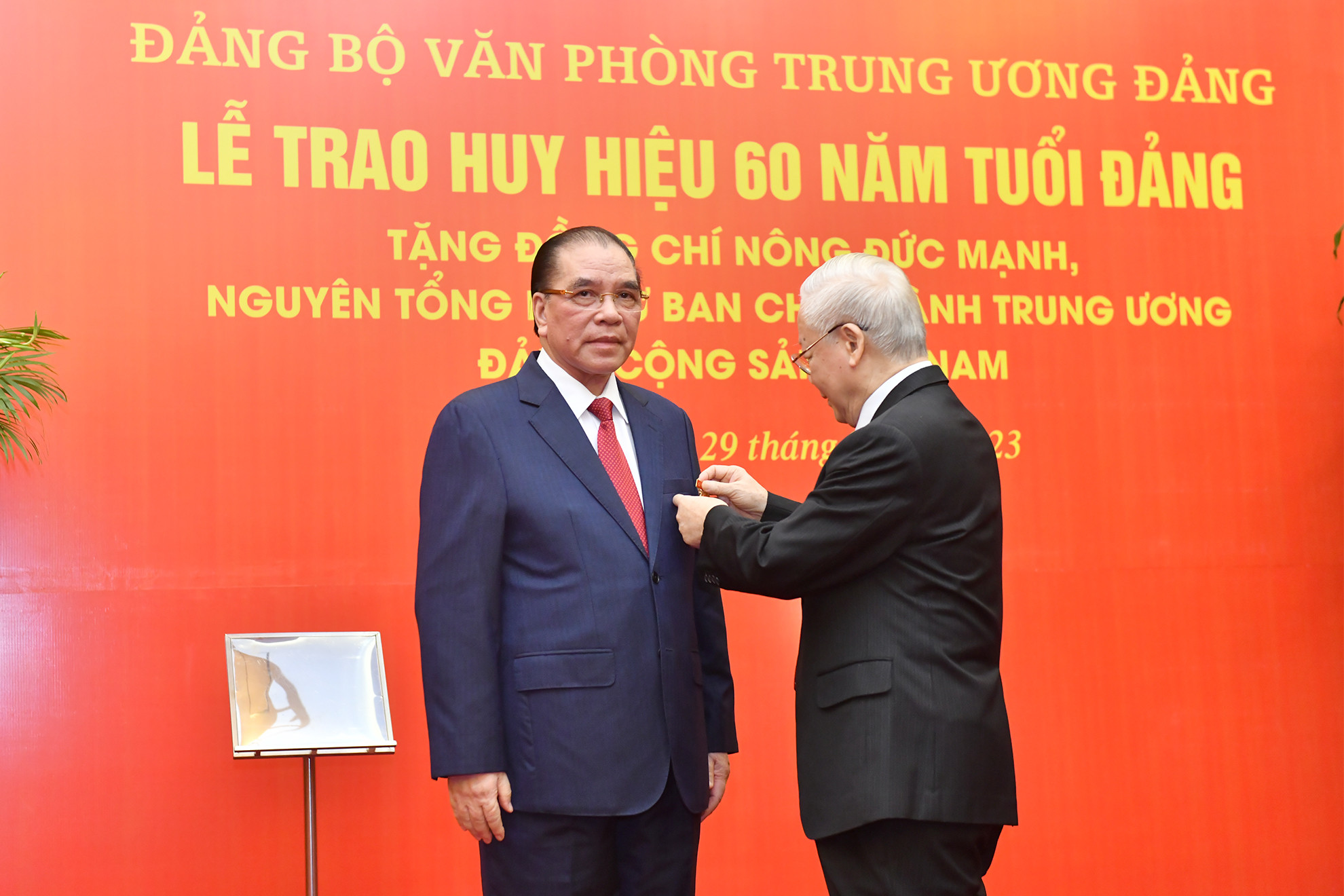 Tổng Bí thư Nguyễn Phú Trọng gắn Huy hiệu 60 năm tuổi Đảng tặng nguyên Tổng Bí thư Nông Đức Mạnh.