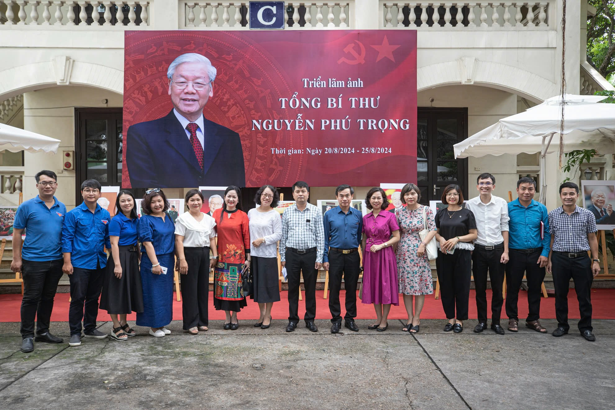 Đại diện Hội Nhà báo Việt Nam chụp ảnh lưu niệm tại triển lãm.