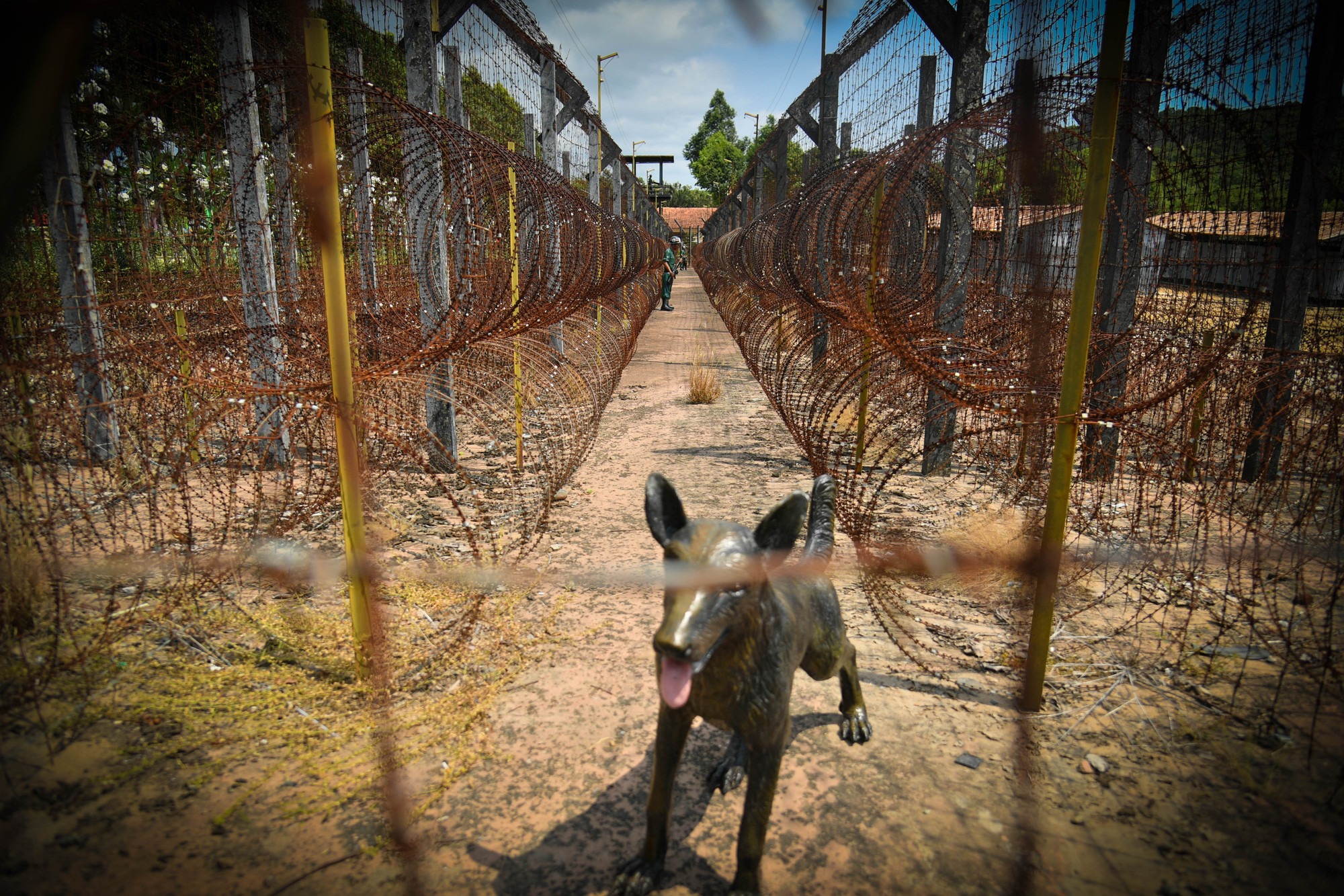 Đến cổng Trại giam Phú Quốc, ngay từ xa nhiều người không khỏi rùng mình với hình ảnh gần chục lớp hàng rào dây thép gai sắc nhọn, cùng những phiên bản lính canh cầm súng canh gác, lạnh lùng.